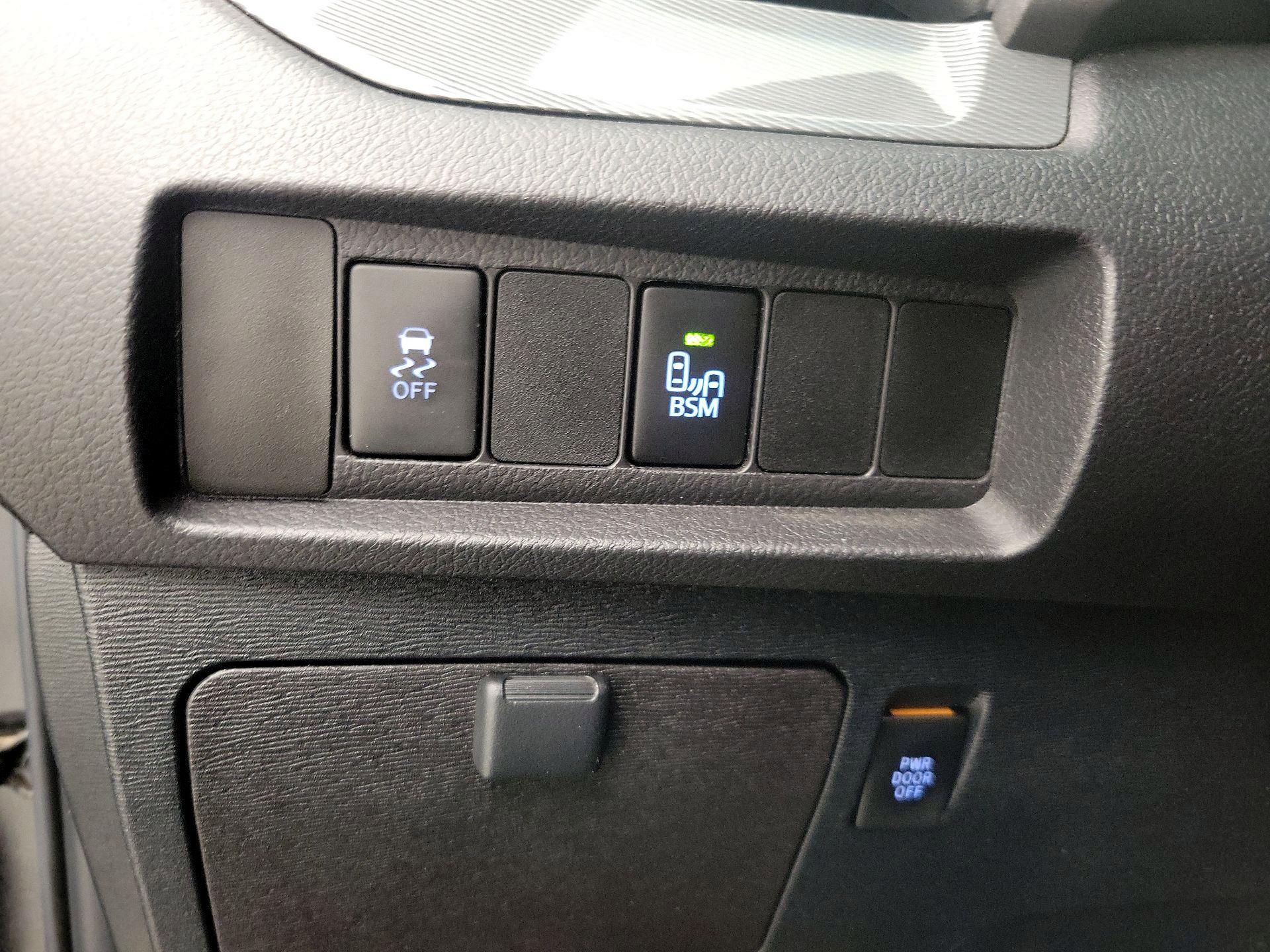 Thumbnail: 2015 Toyota Sienna - 13