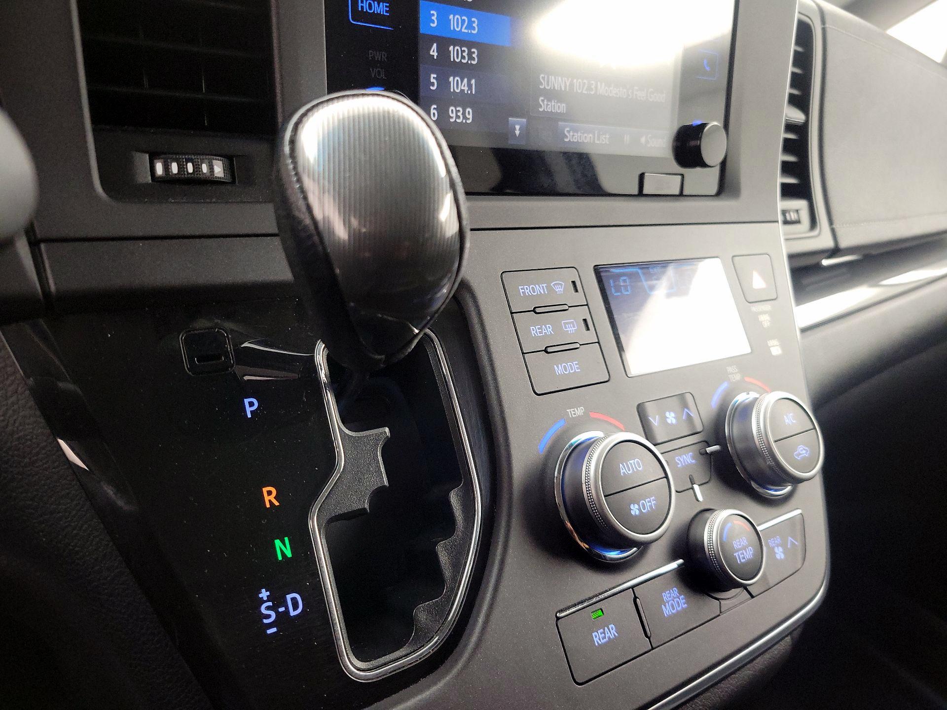 Thumbnail: 2015 Toyota Sienna - 17