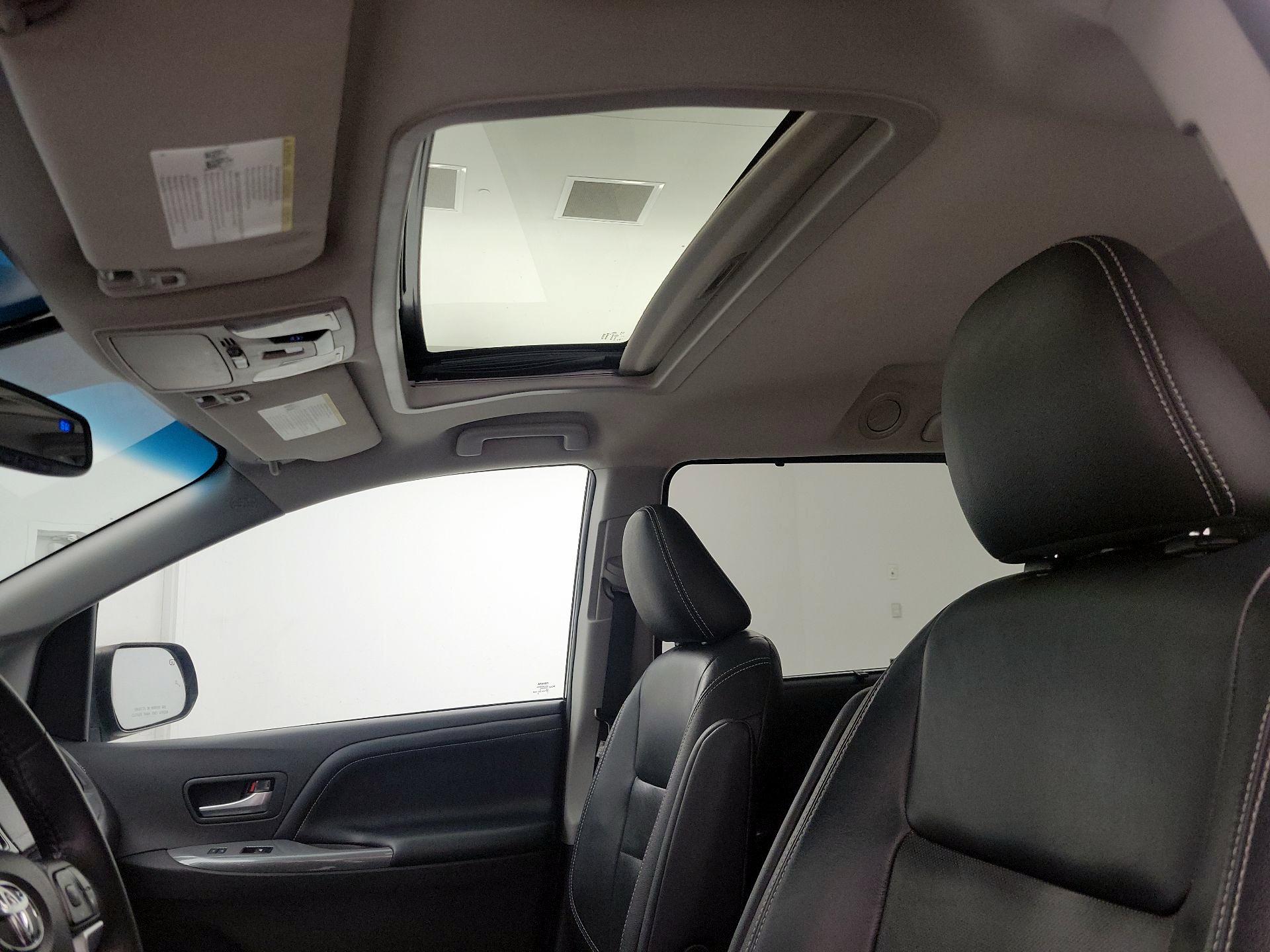 Thumbnail: 2015 Toyota Sienna - 19