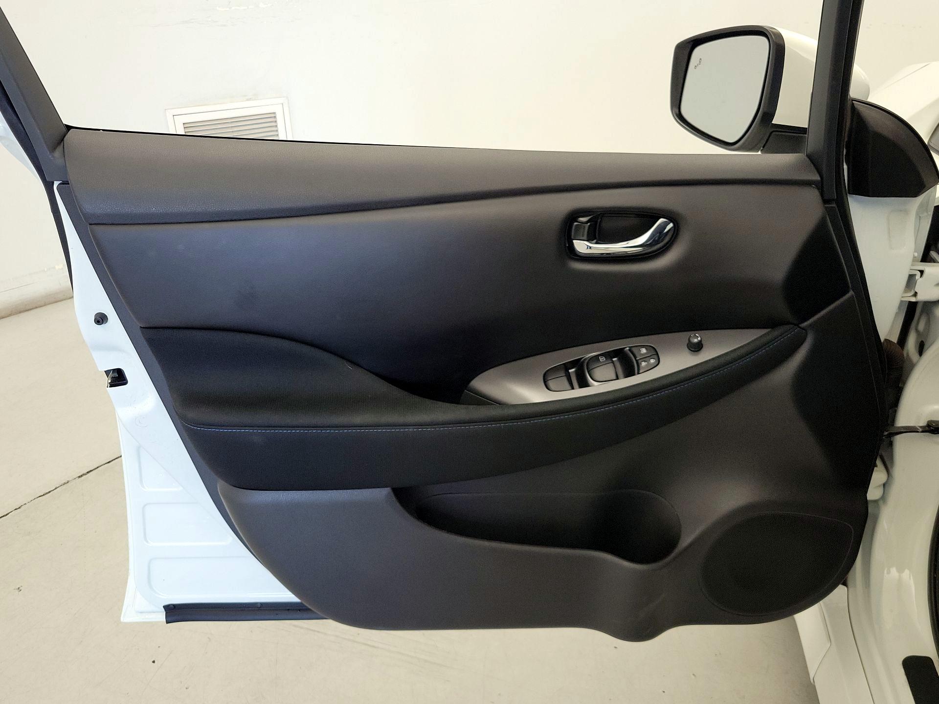 Thumbnail: 2022 Nissan Leaf - 12
