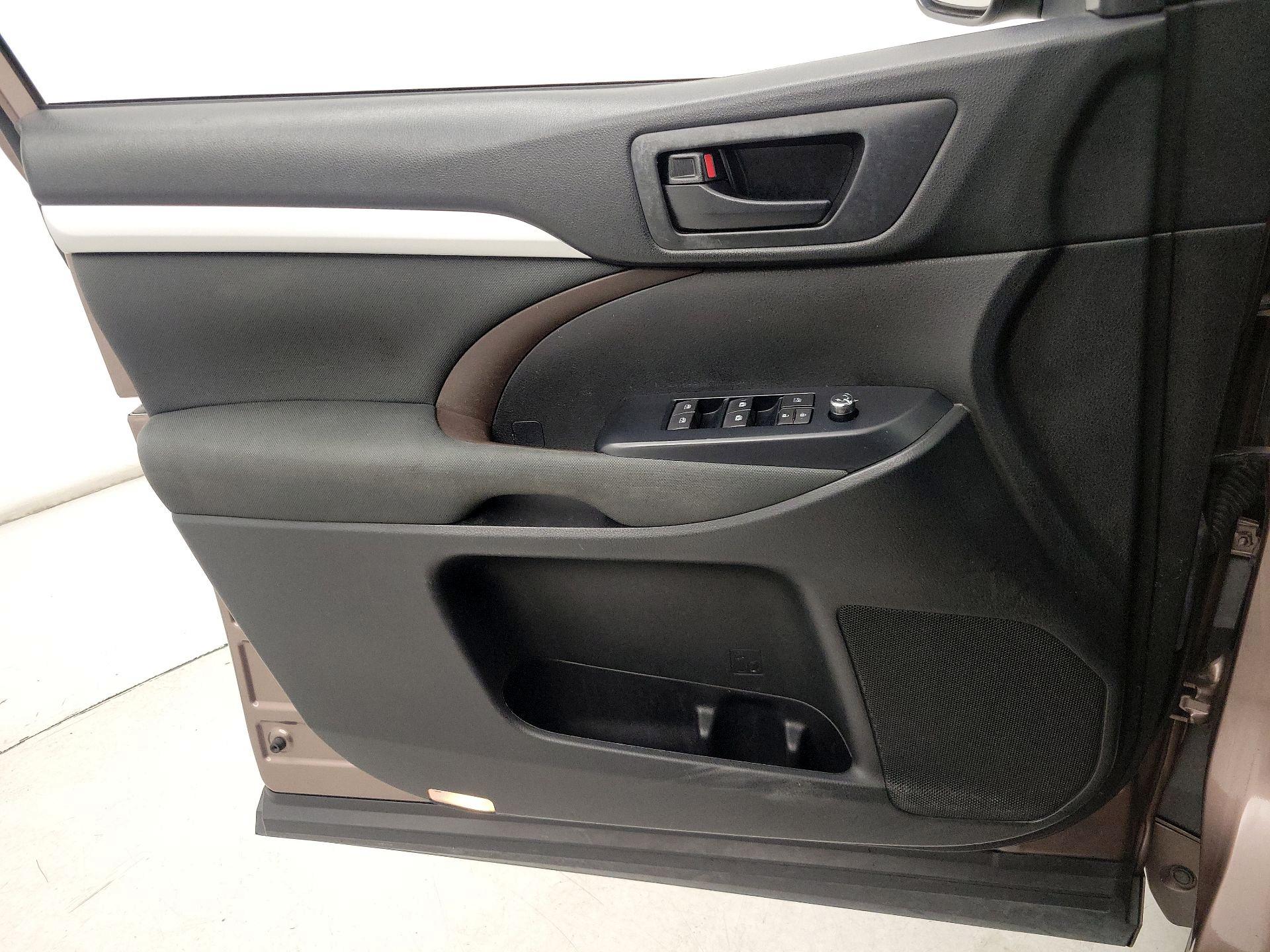 Thumbnail: 2018 Toyota Highlander - 12