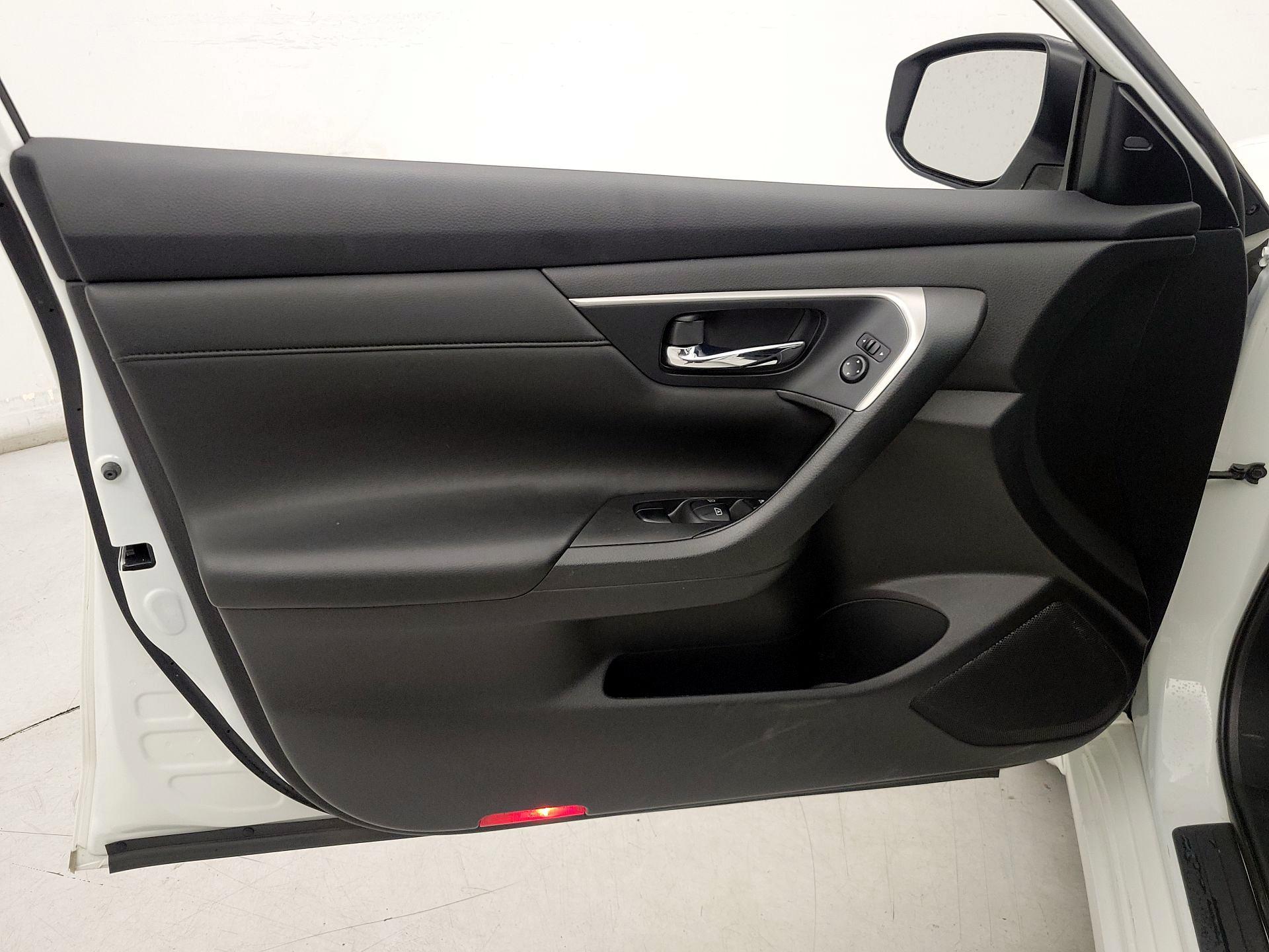 Thumbnail: 2015 Nissan Altima - 12