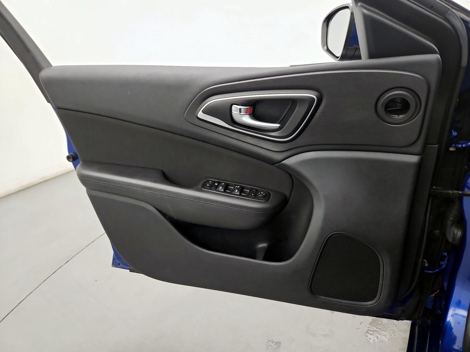 Thumbnail: 2017 Chrysler 200 - 10