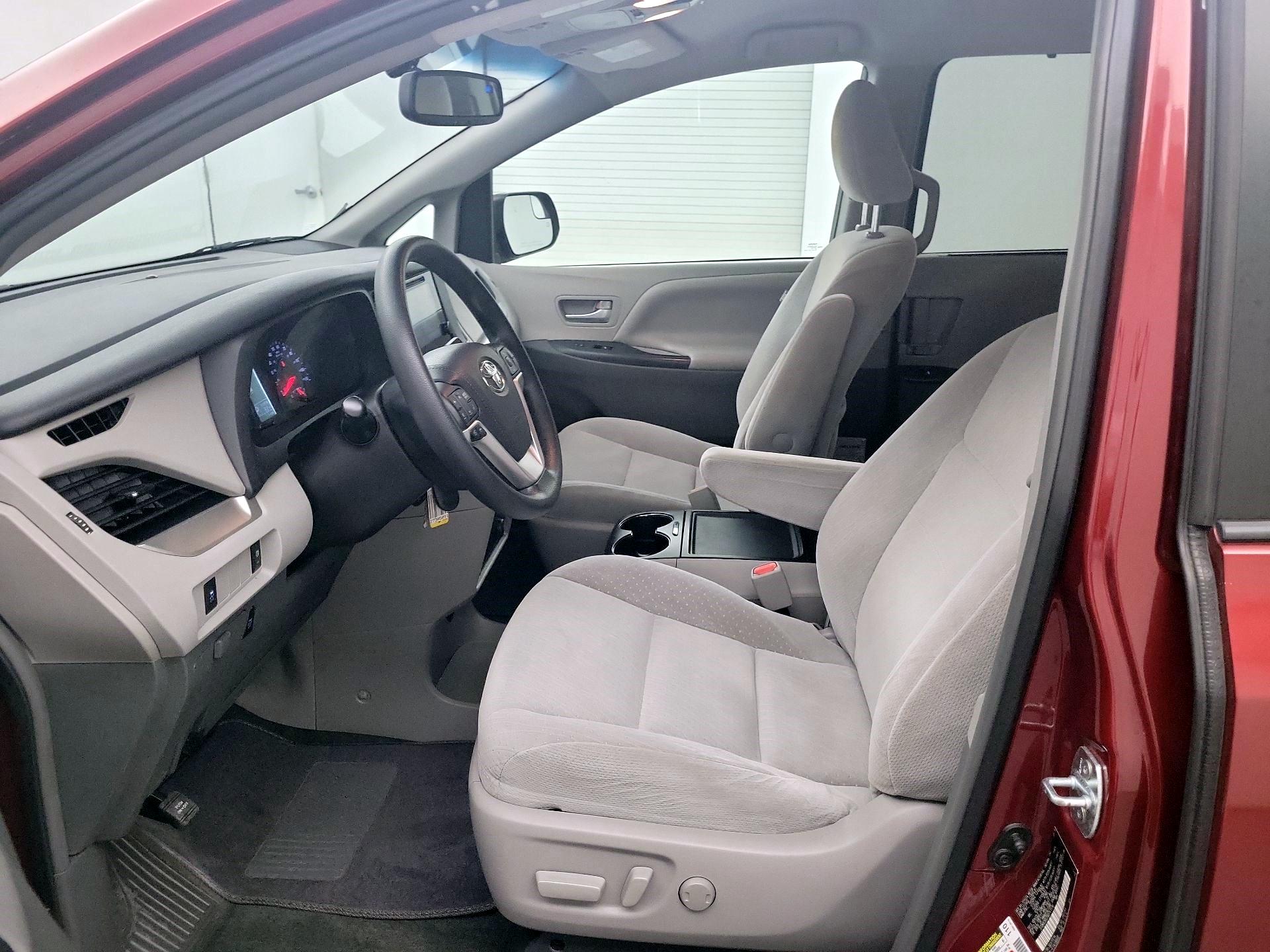 Thumbnail: 2016 Toyota Sienna - 9