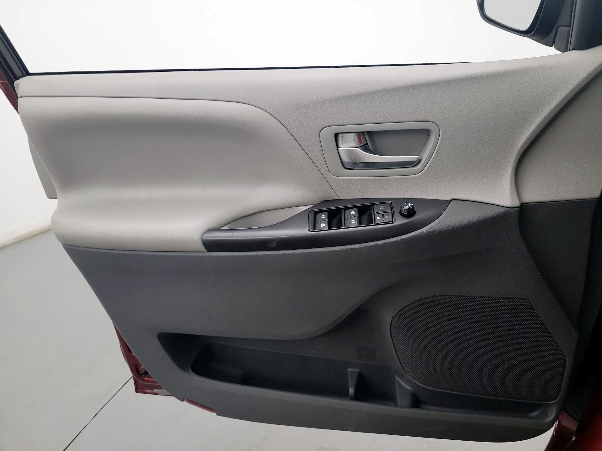 Thumbnail: 2016 Toyota Sienna - 10