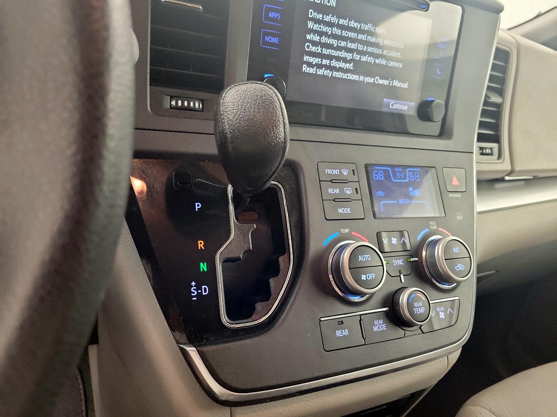 Thumbnail: 2016 Toyota Sienna - 15