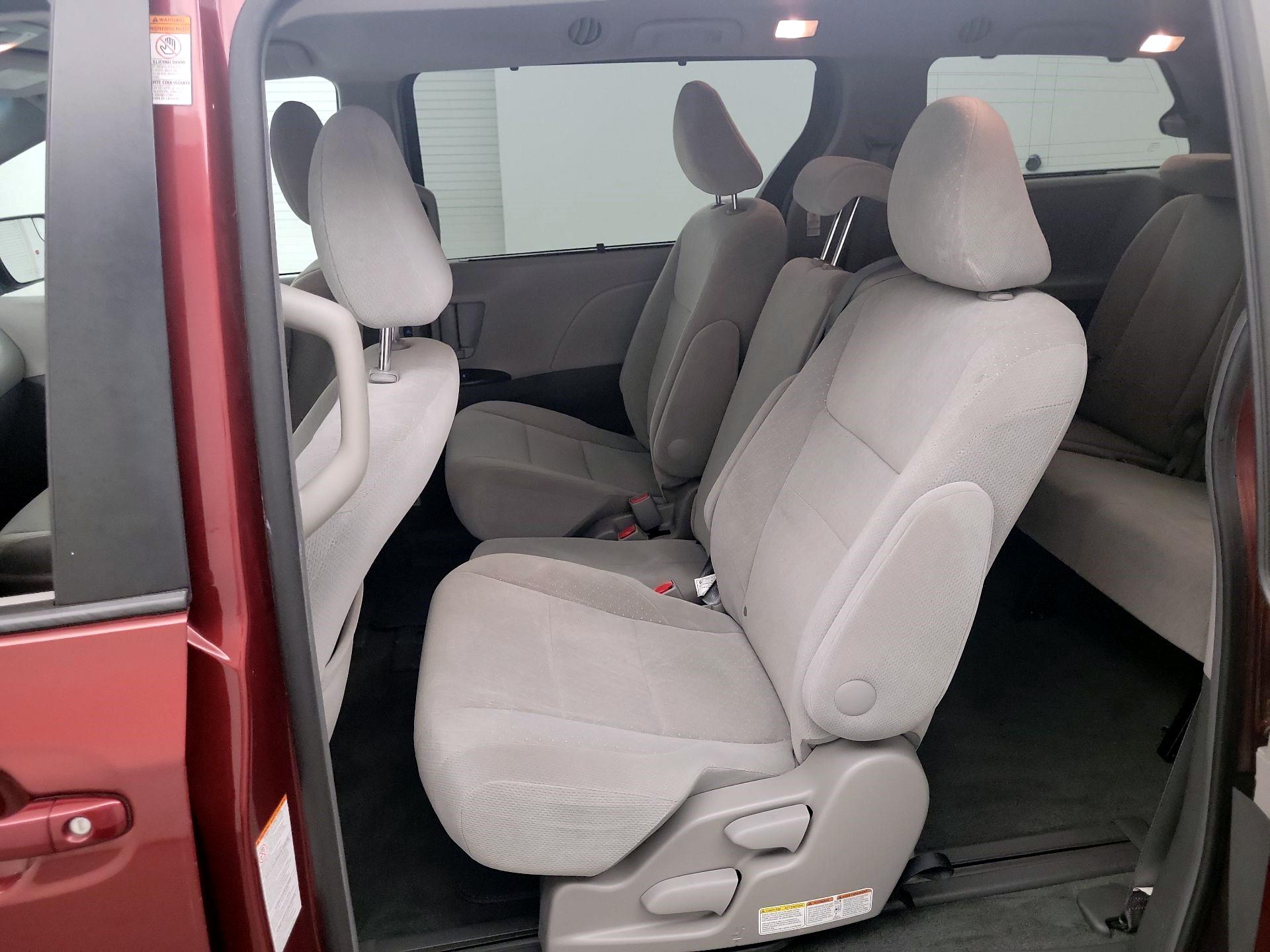Thumbnail: 2016 Toyota Sienna - 17