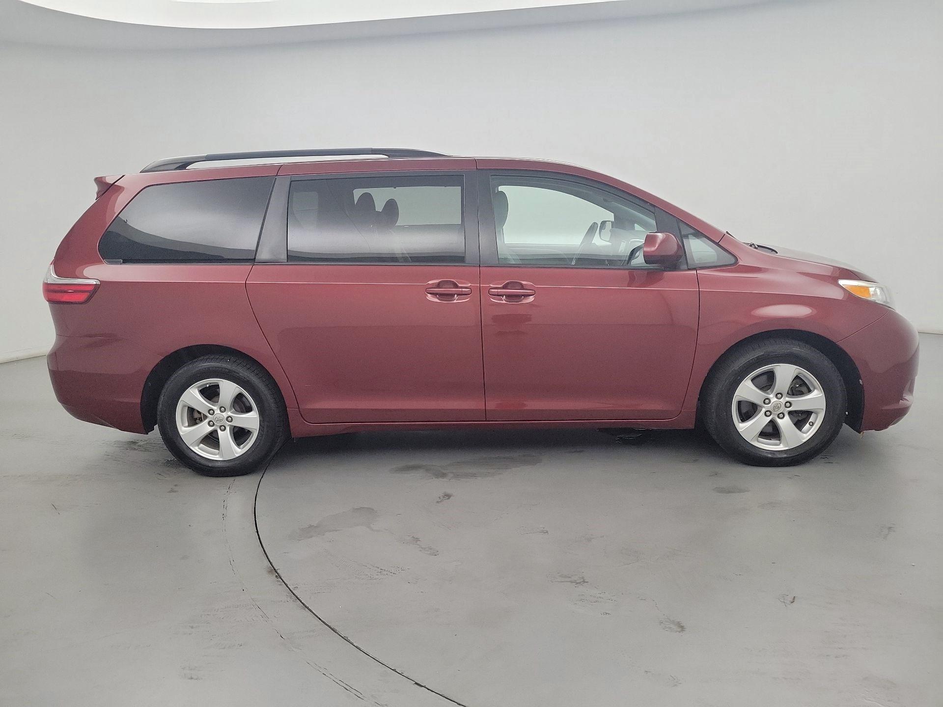 Thumbnail: 2016 Toyota Sienna - 4