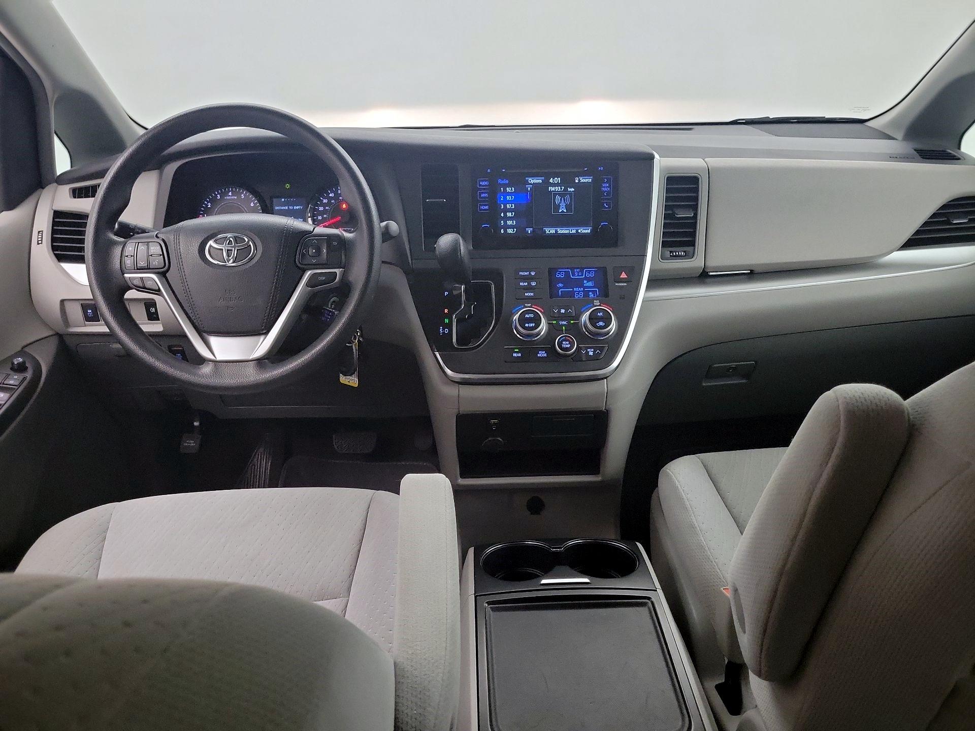 Thumbnail: 2016 Toyota Sienna - 8