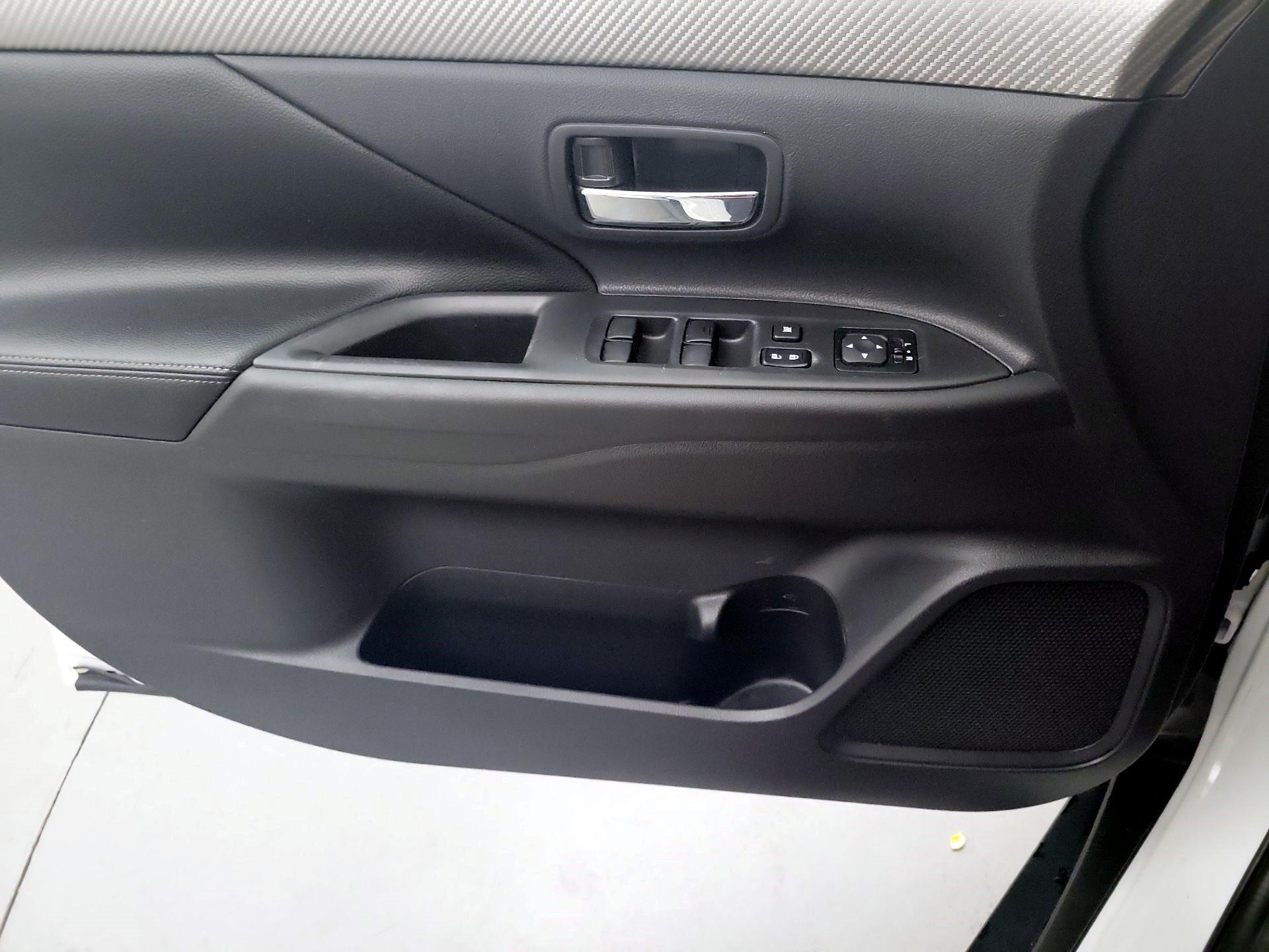 Thumbnail: 2015 Mitsubishi Outlander - 10
