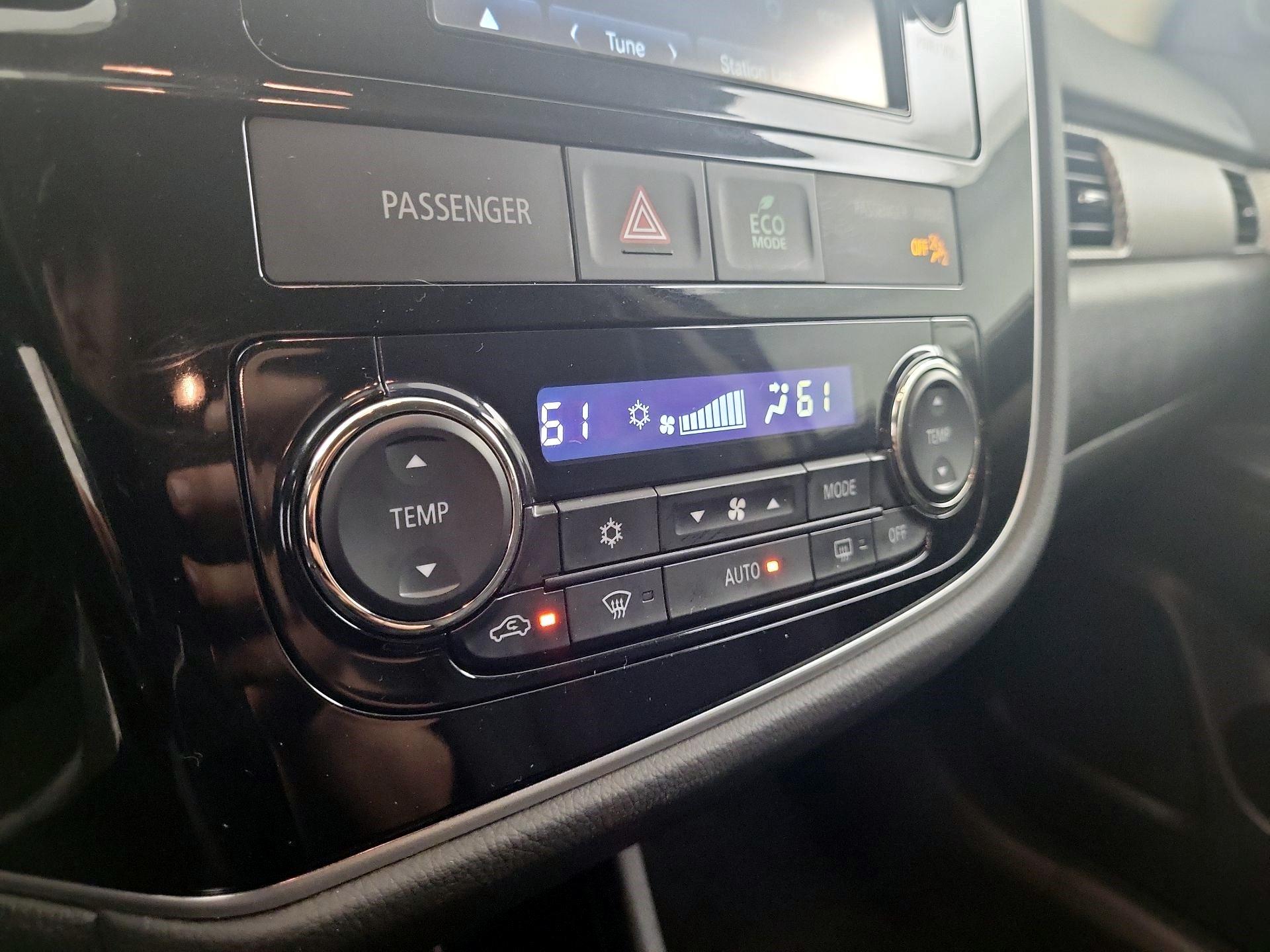 Thumbnail: 2015 Mitsubishi Outlander - 14