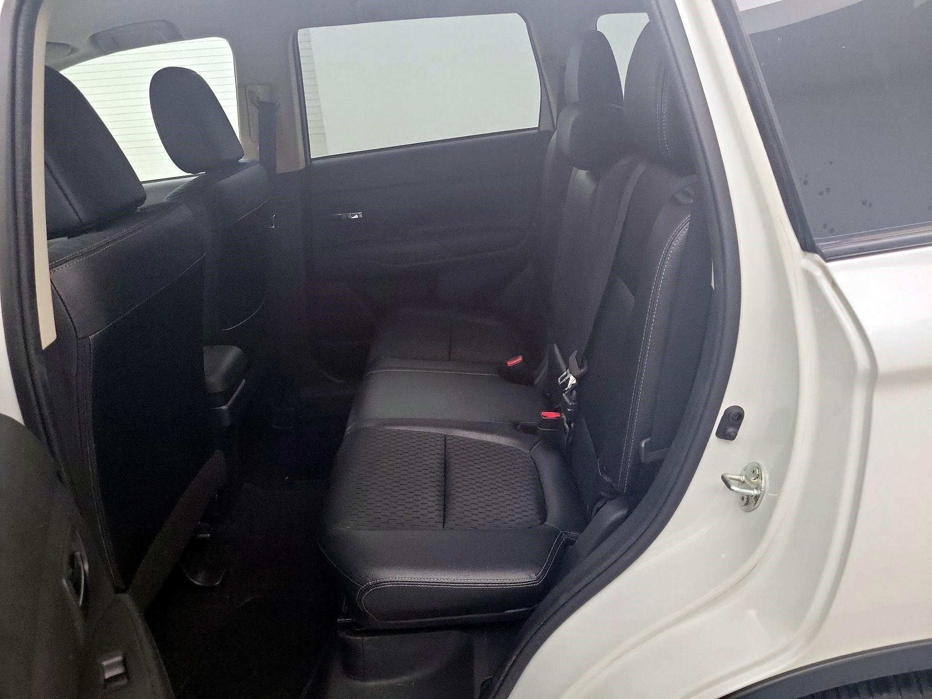 Thumbnail: 2015 Mitsubishi Outlander - 16