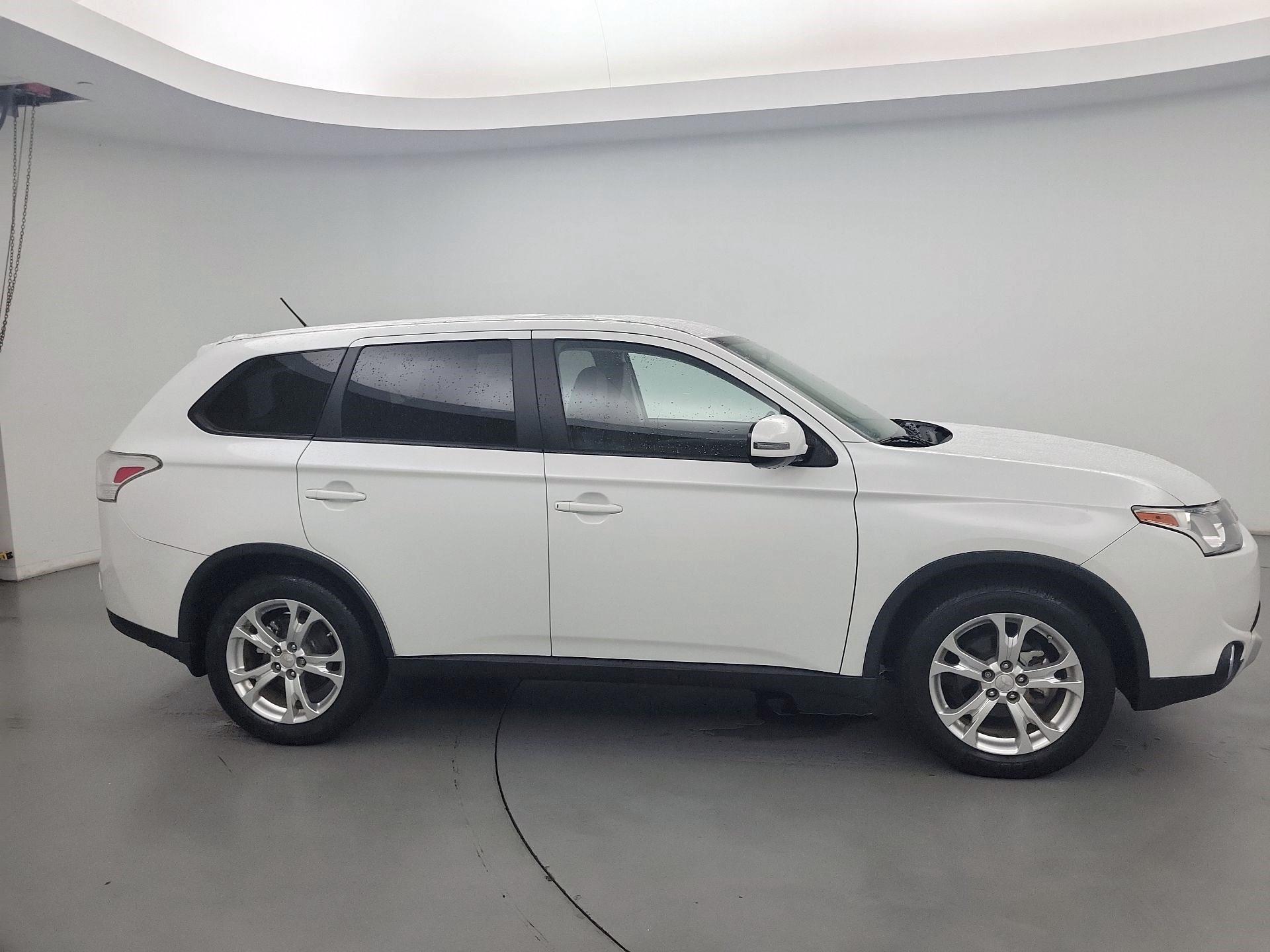 Thumbnail: 2015 Mitsubishi Outlander - 4