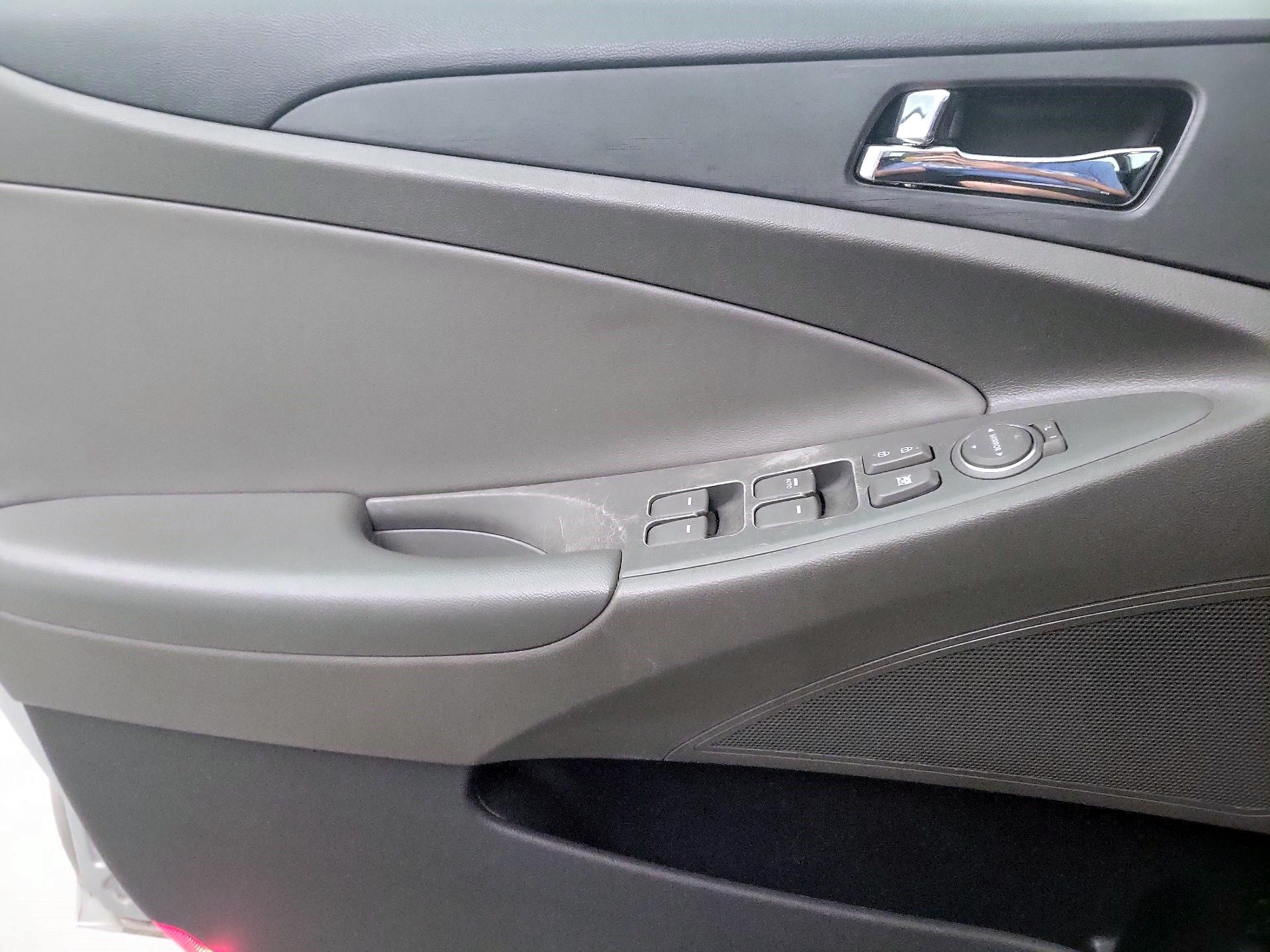 Thumbnail: 2013 Hyundai Sonata - 10