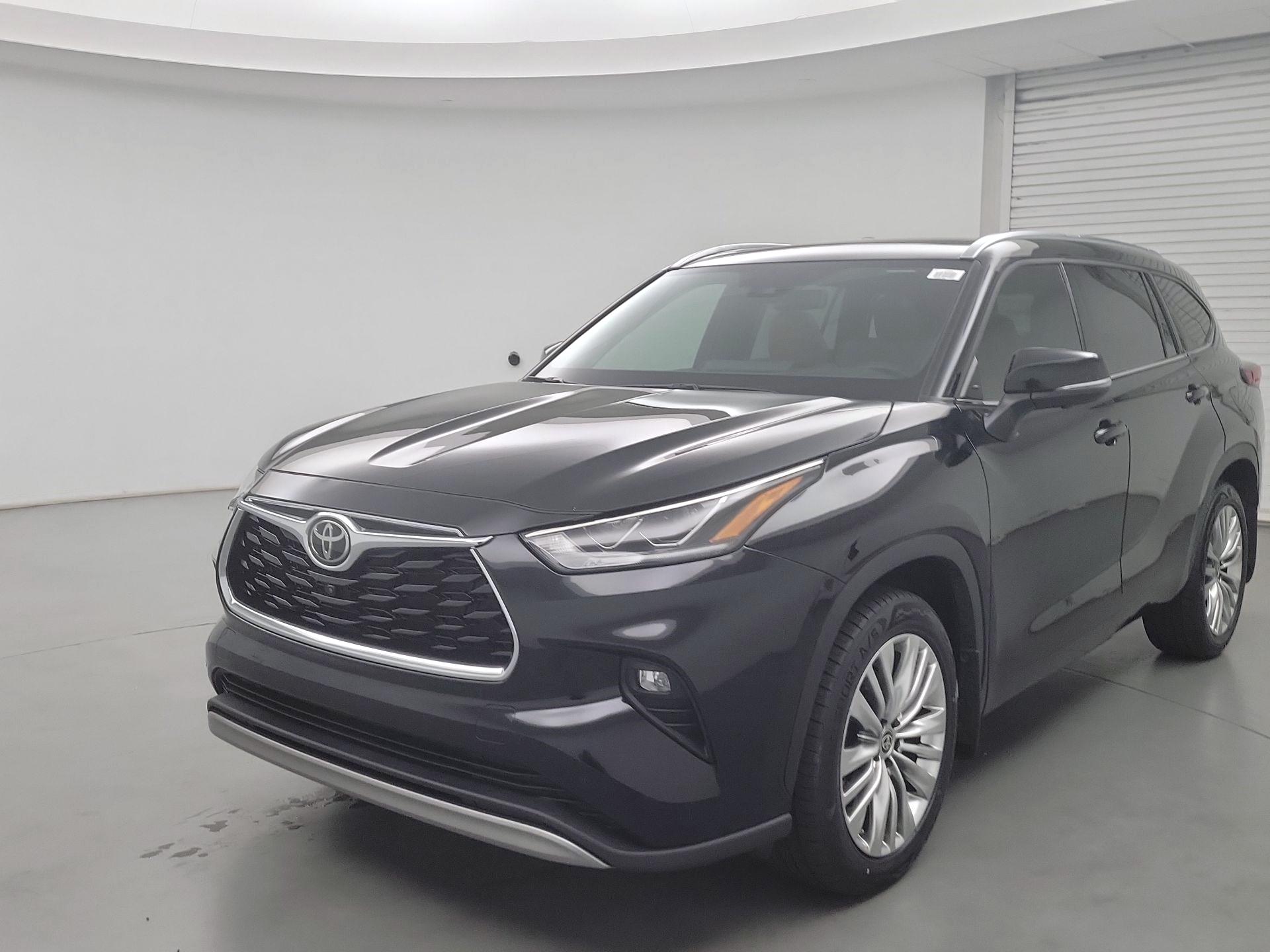 Thumbnail: 2023 Toyota Highlander - 3
