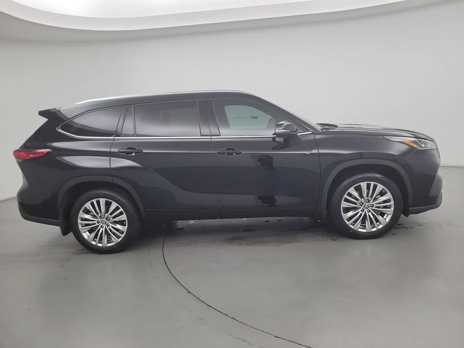 Thumbnail: 2023 Toyota Highlander - 4