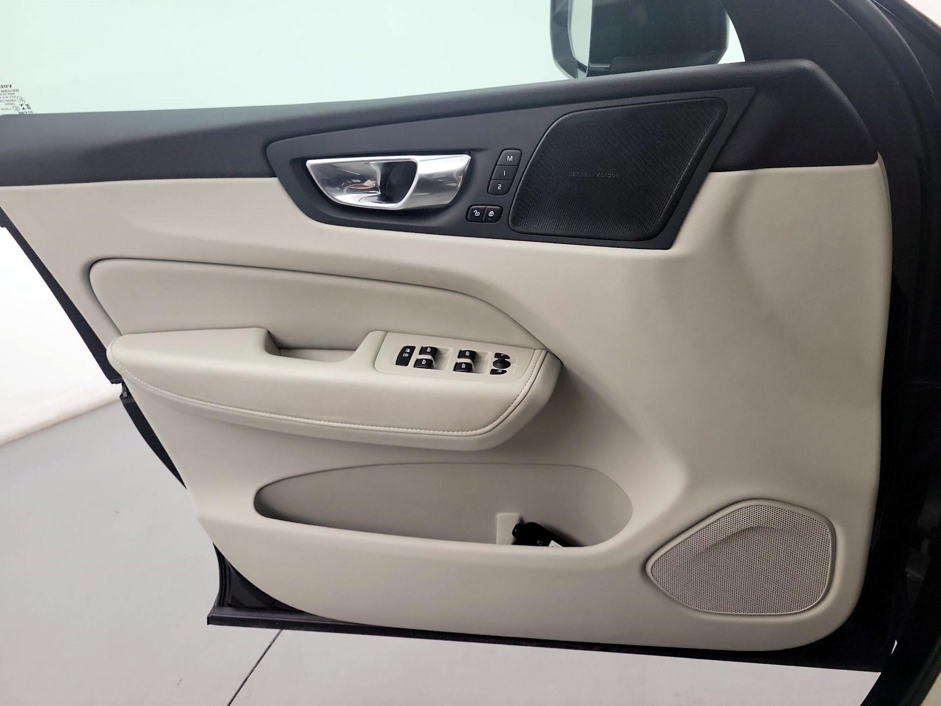 Thumbnail: 2021 Volvo XC60 - 10