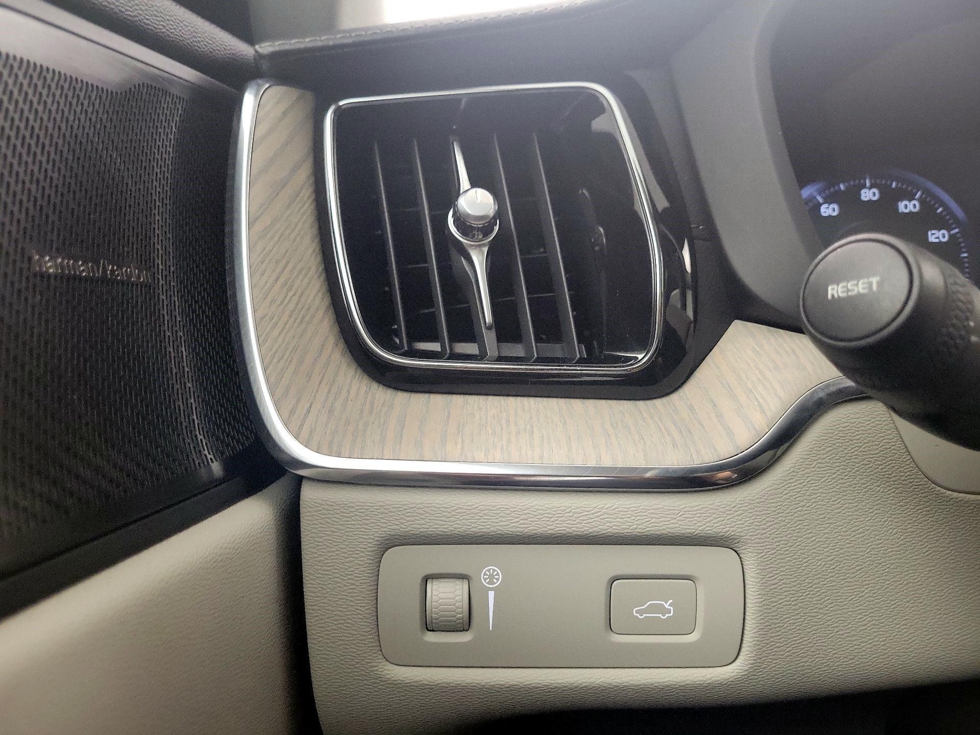 Thumbnail: 2021 Volvo XC60 - 11