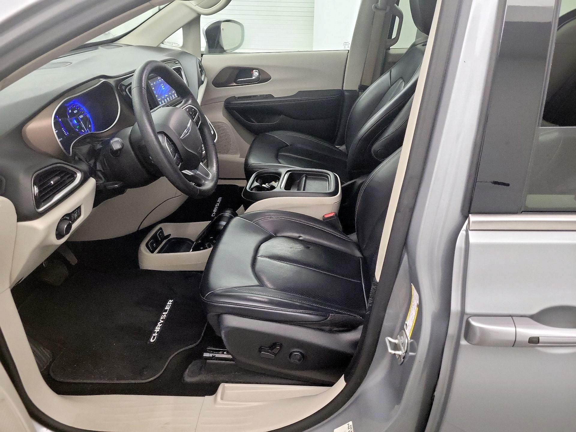 Thumbnail: 2021 Chrysler Voyager - 9
