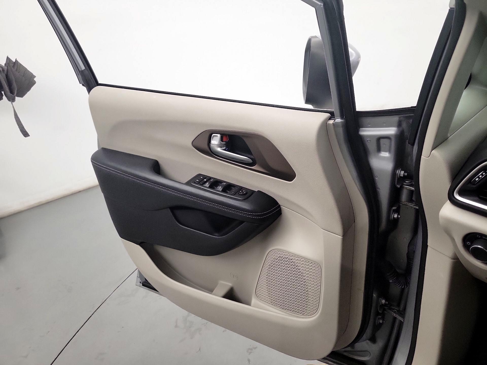 Thumbnail: 2021 Chrysler Voyager - 10