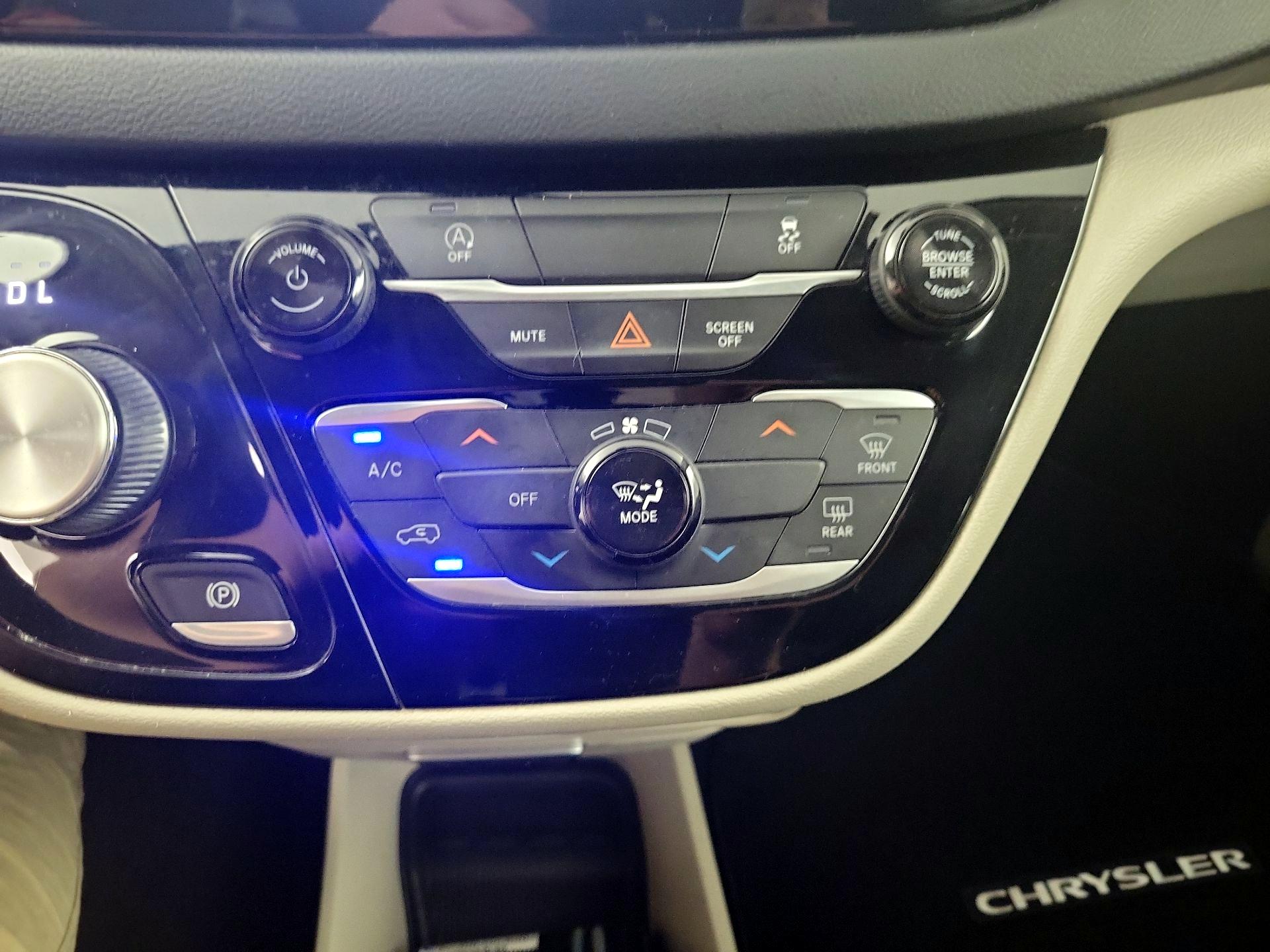 Thumbnail: 2021 Chrysler Voyager - 14