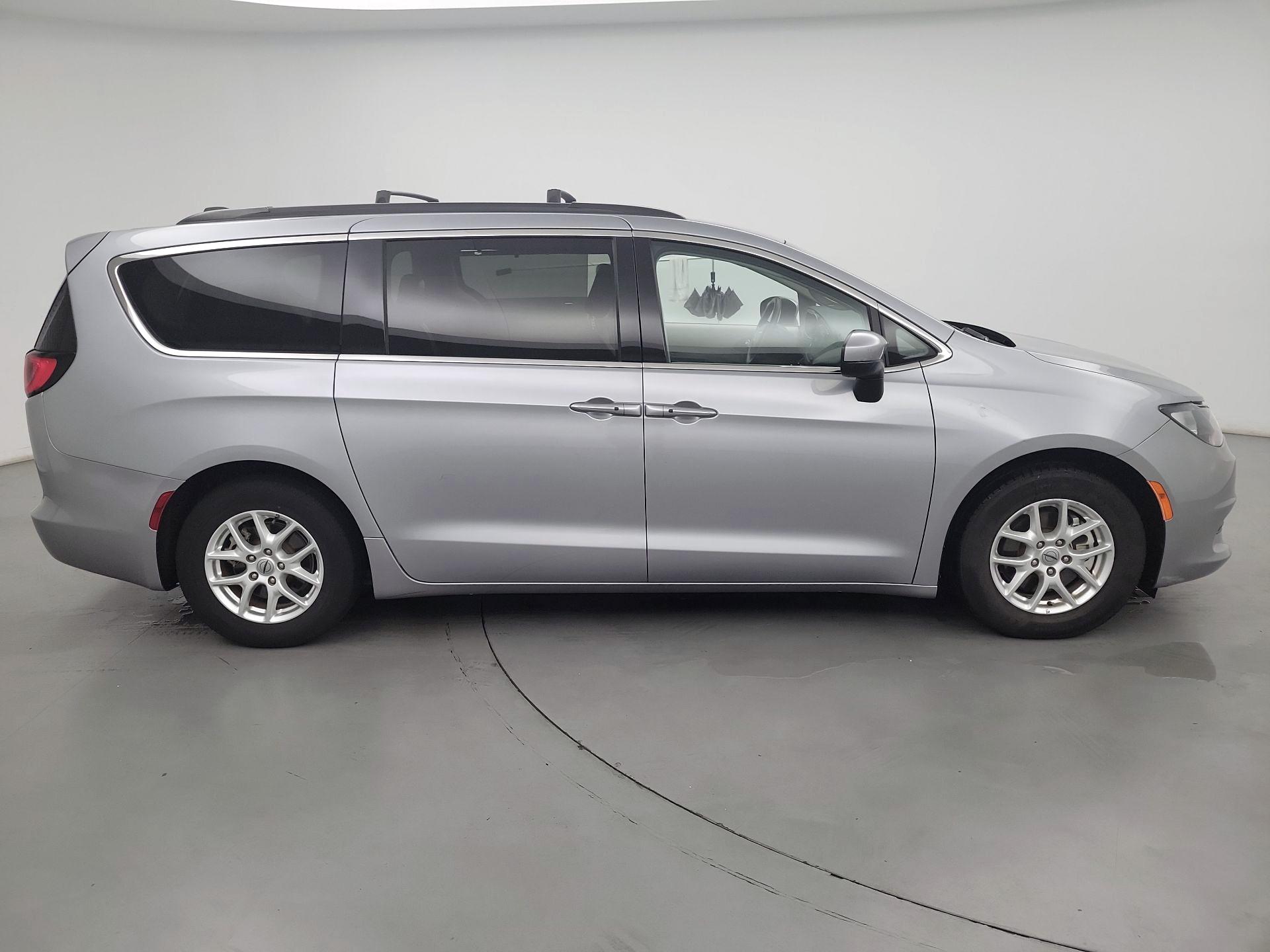 Thumbnail: 2021 Chrysler Voyager - 4