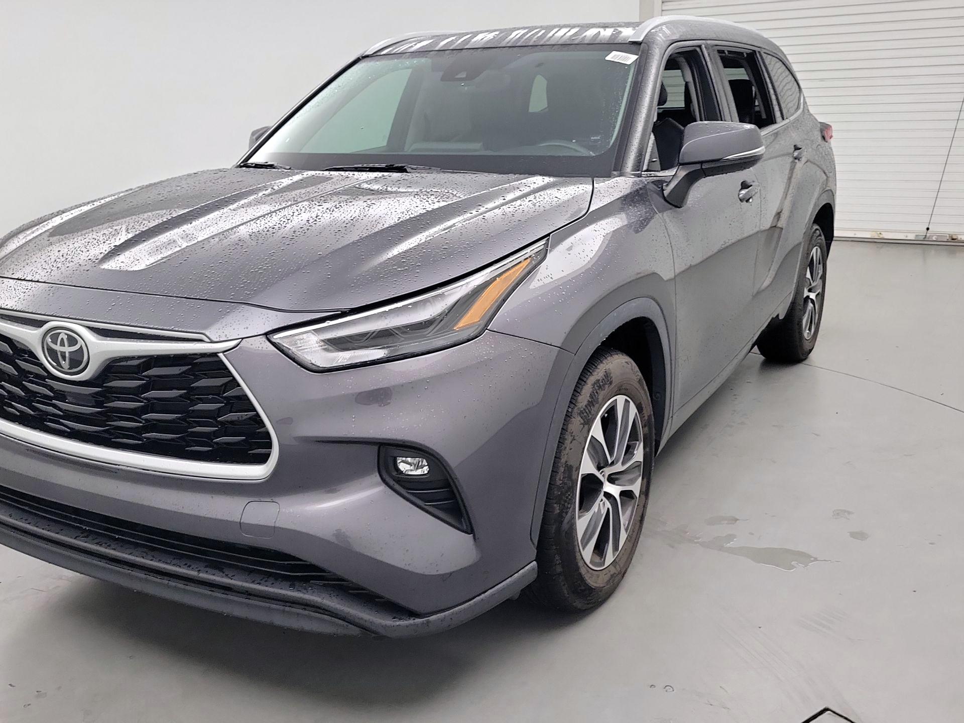Thumbnail: 2022 Toyota Highlander - 3
