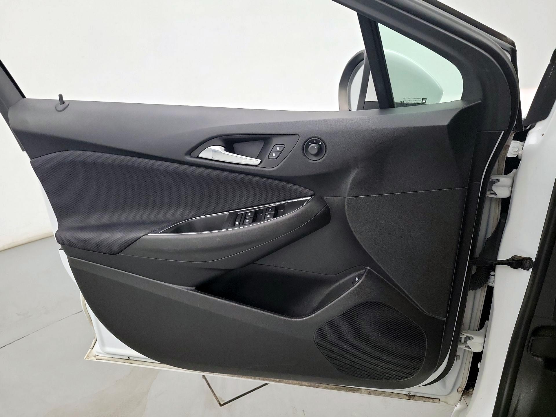 Thumbnail: 2018 Chevrolet Cruze - 12