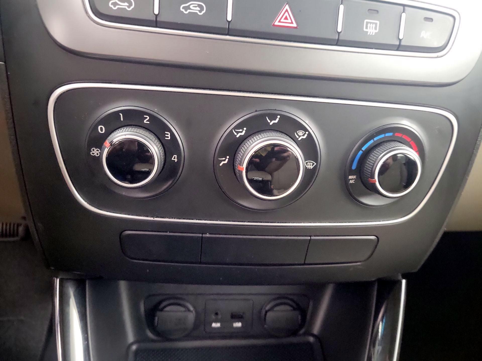 Thumbnail: 2015 Kia Sorento - 15
