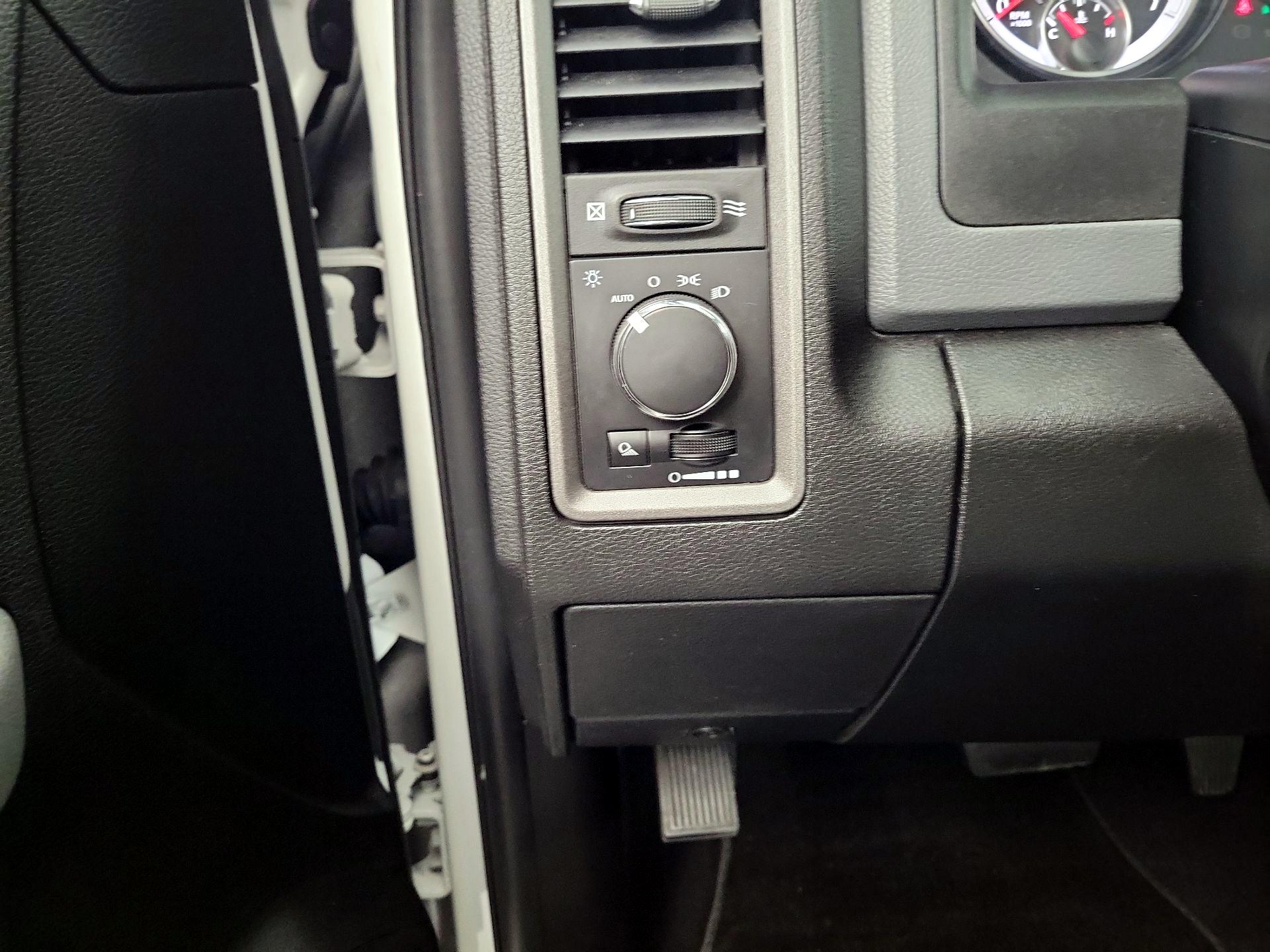 Thumbnail: 2019 RAM 1500 Classic - 13