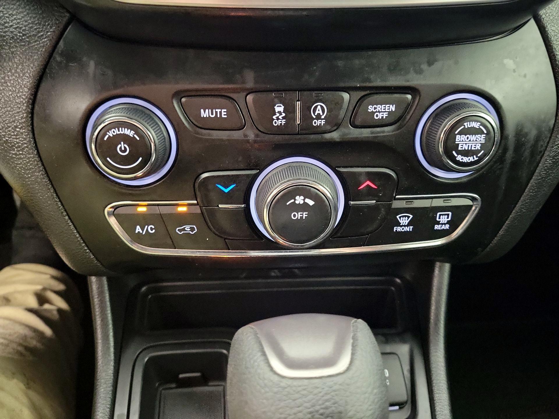 Thumbnail: 2020 Jeep Cherokee - 16