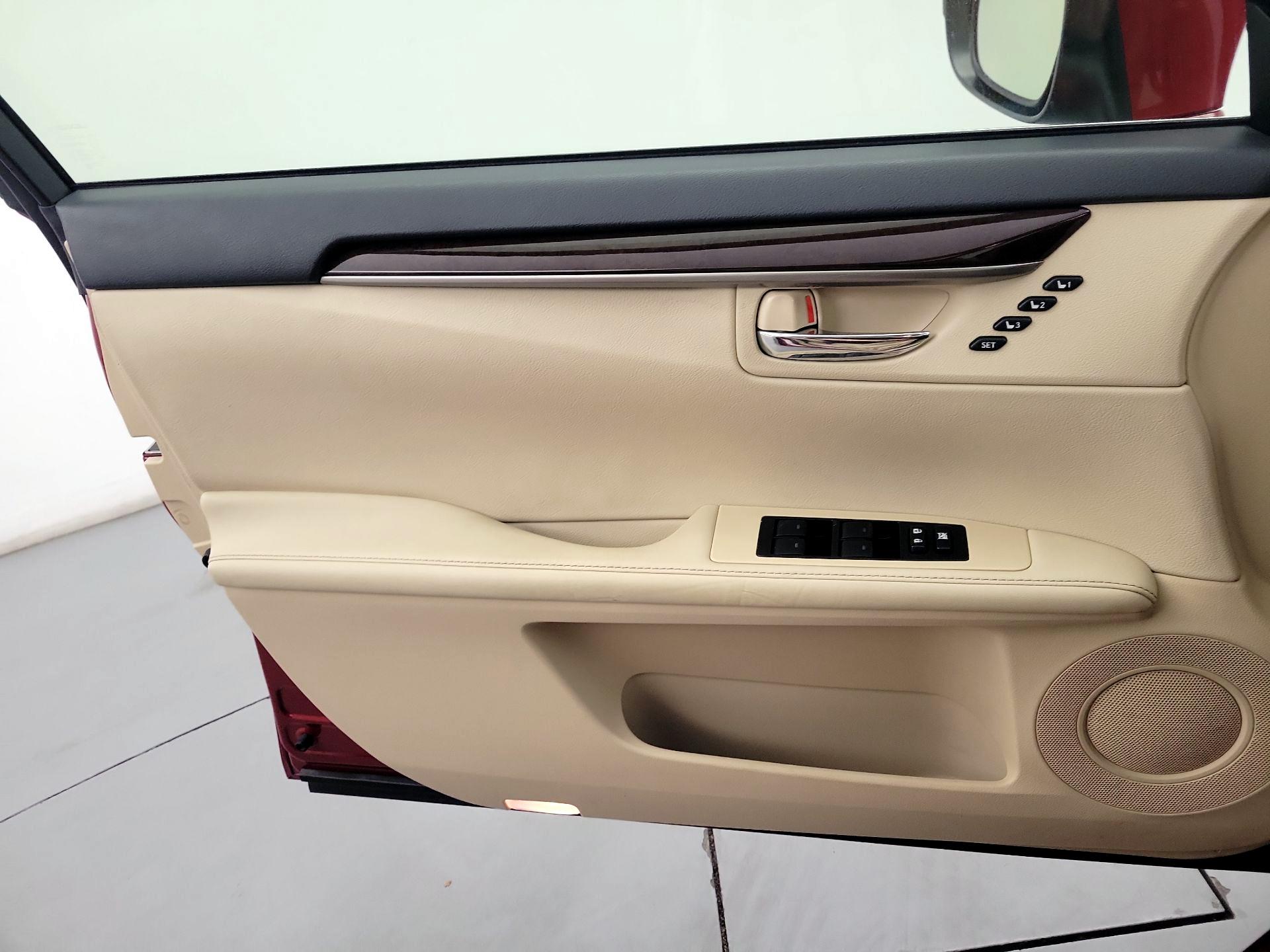 Thumbnail: 2015 Lexus ES - 12