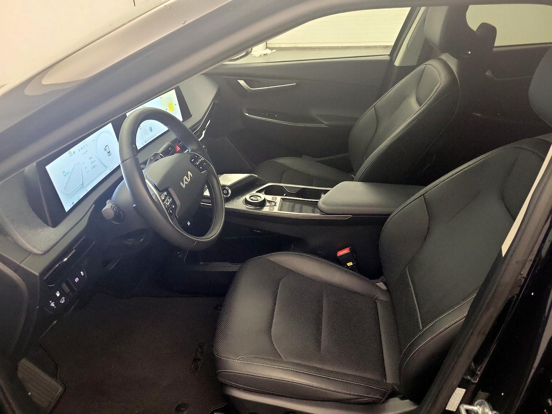 Thumbnail: 2022 Kia EV6 - 11