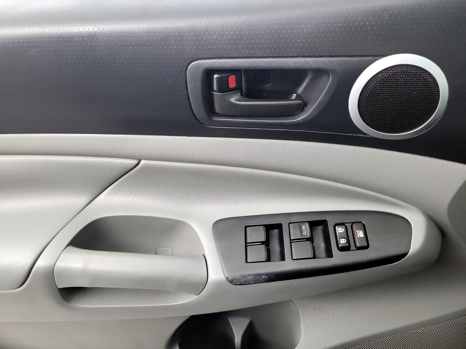 Thumbnail: 2015 Toyota Tacoma - 12