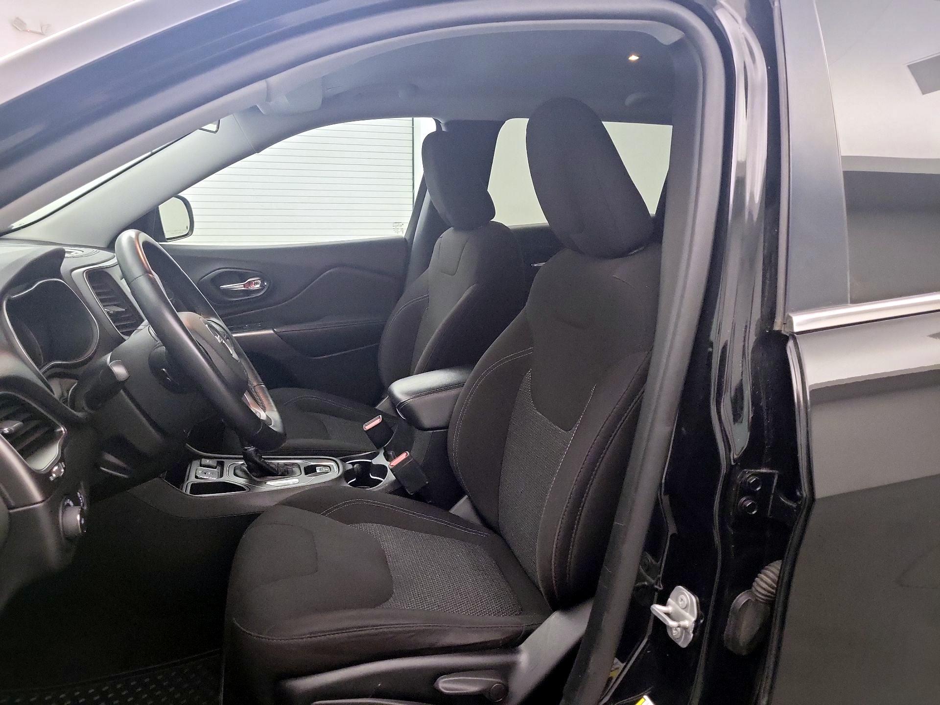 Thumbnail: 2019 Jeep Cherokee - 11