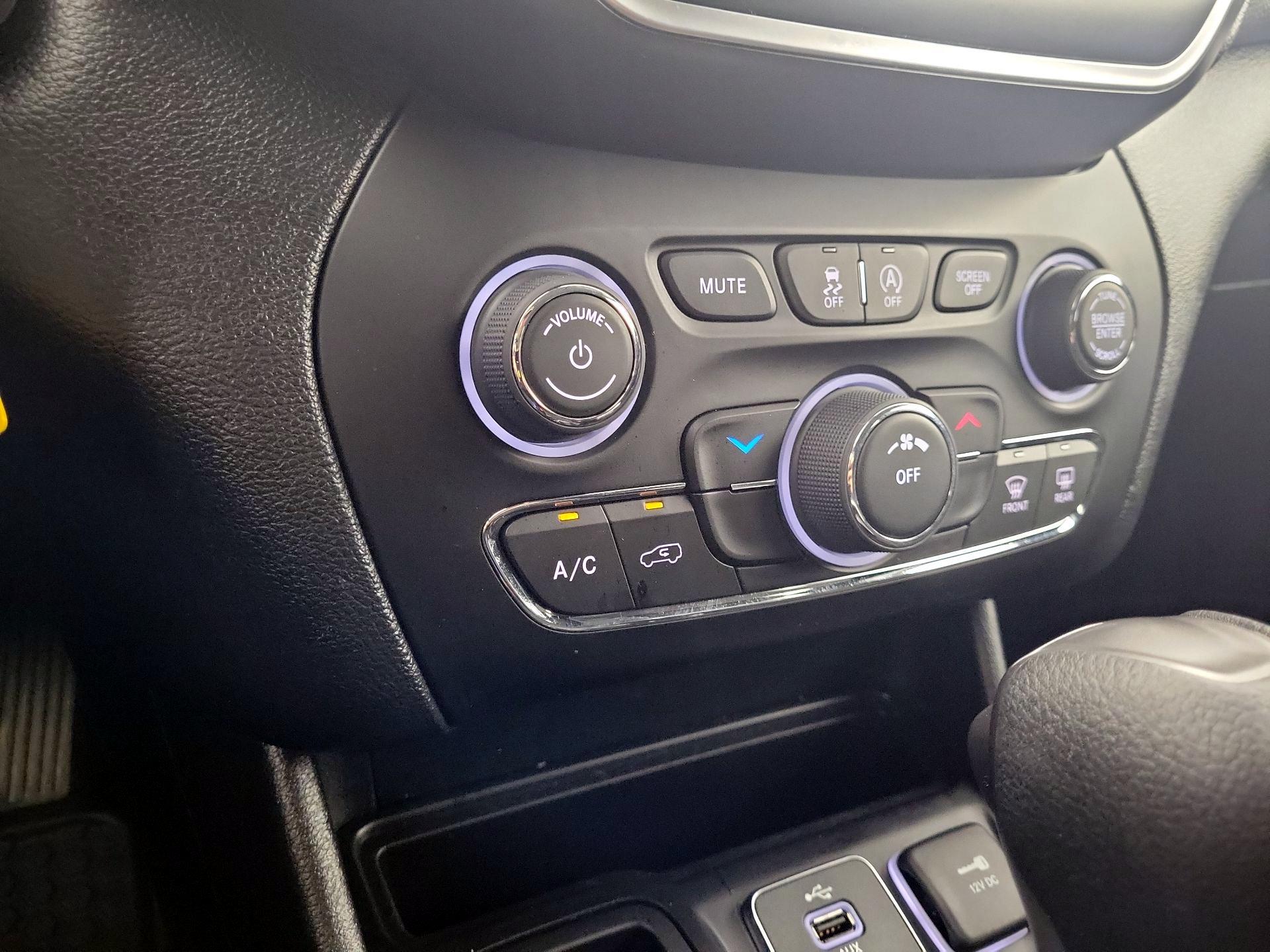 Thumbnail: 2019 Jeep Cherokee - 16