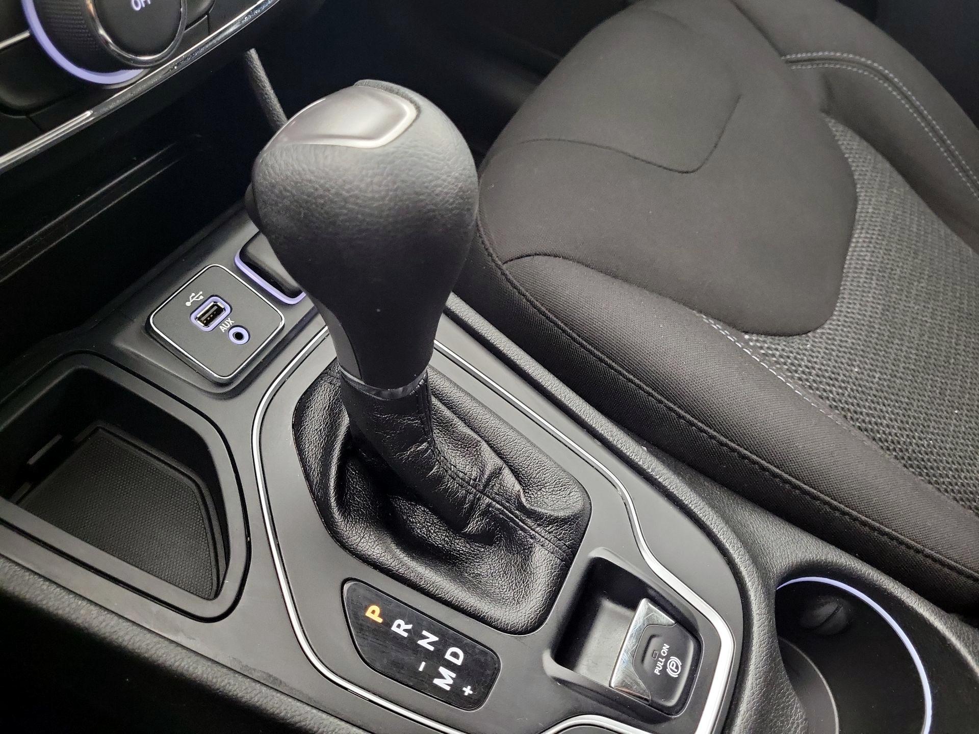 Thumbnail: 2019 Jeep Cherokee - 17
