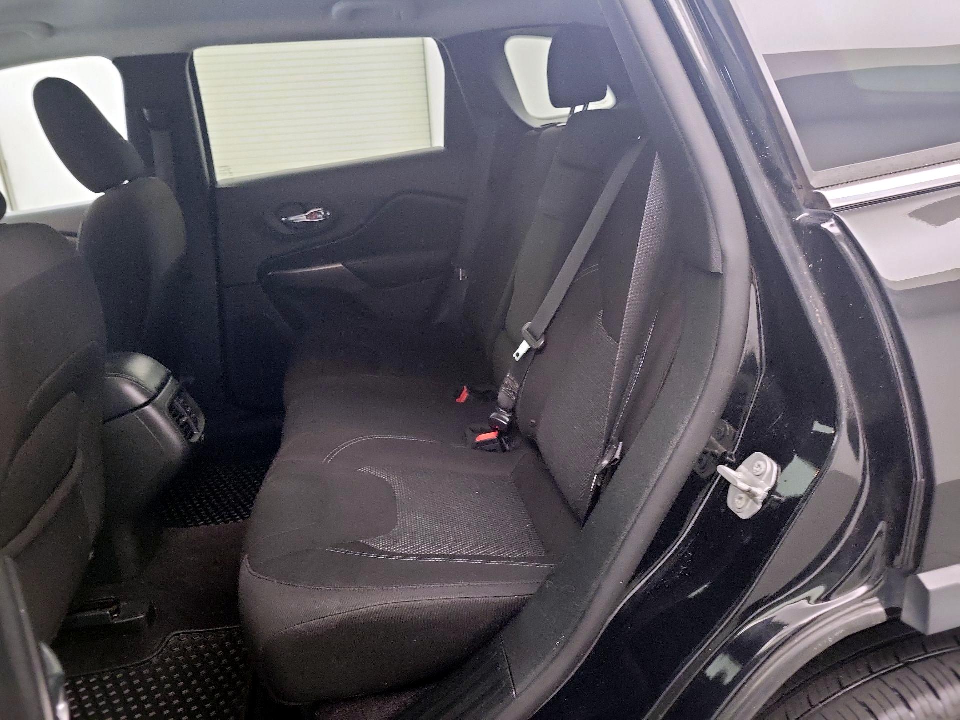 Thumbnail: 2019 Jeep Cherokee - 19