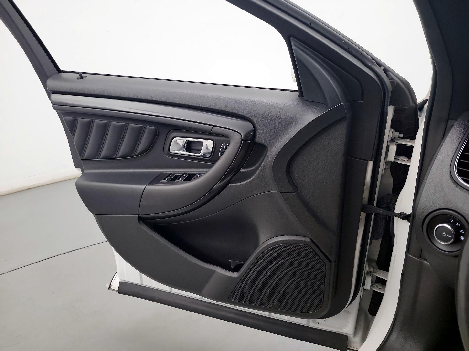 Thumbnail: 2016 Ford Taurus - 12
