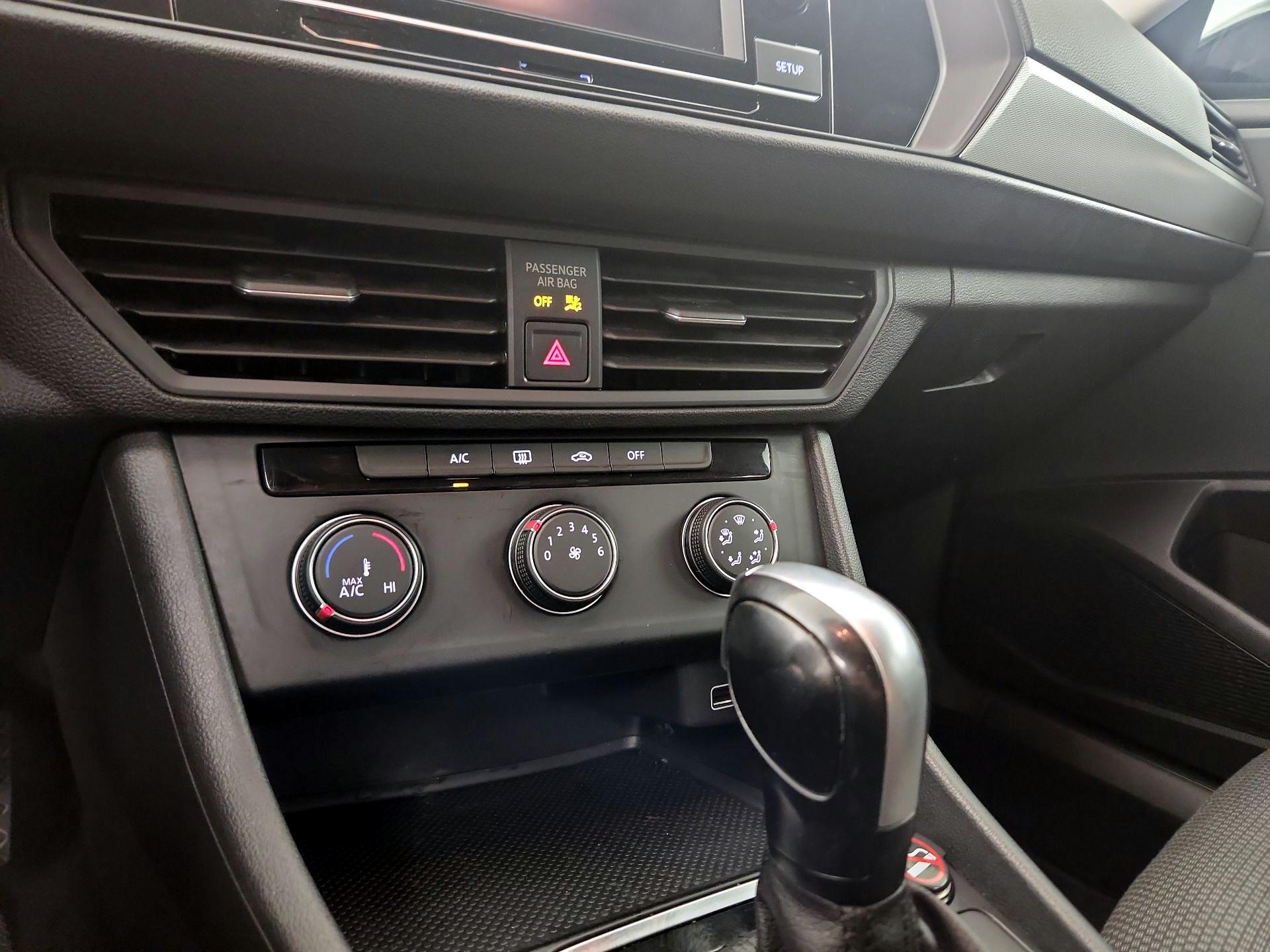 Thumbnail: 2019 Volkswagen Jetta - 16