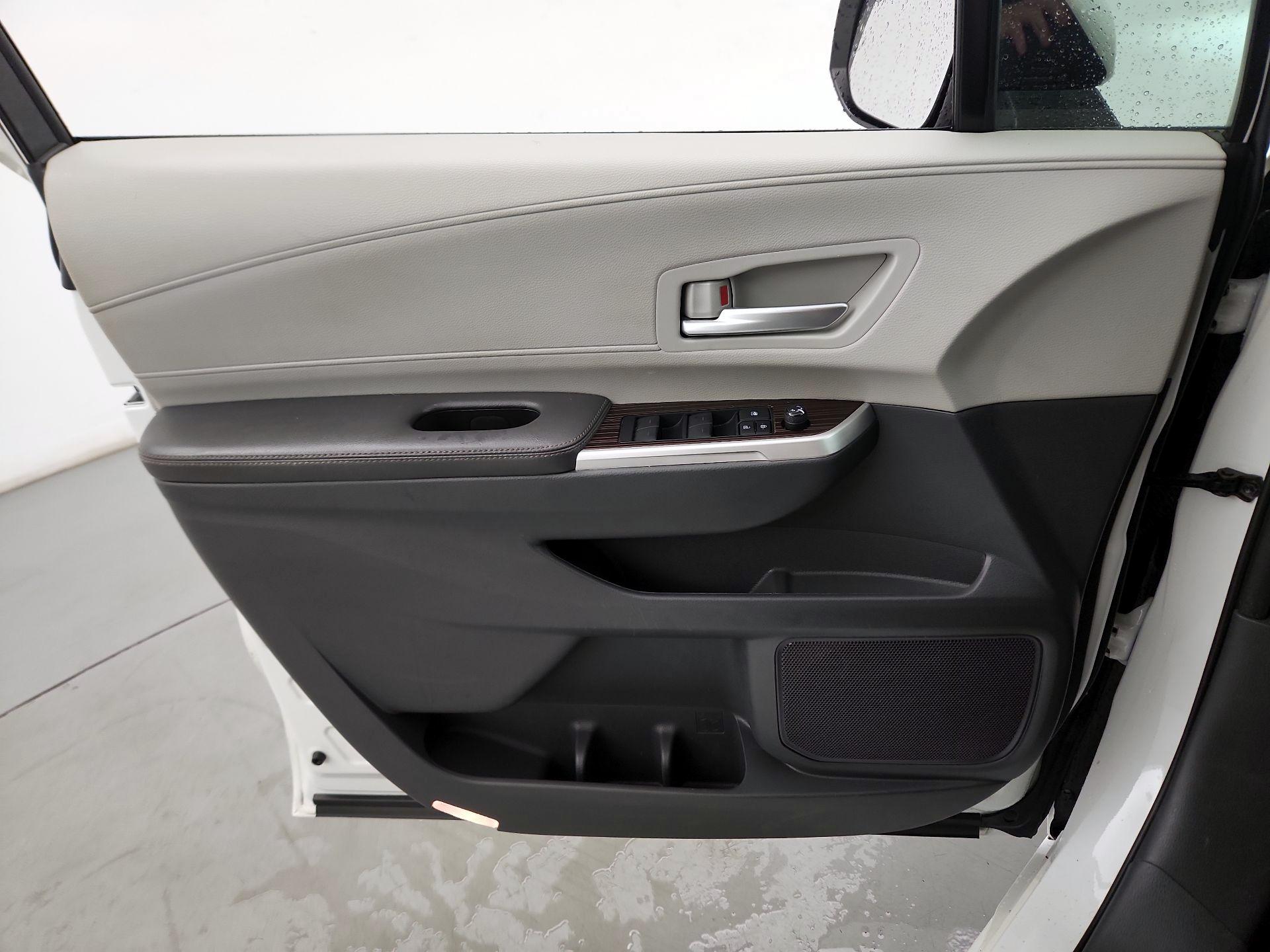 Thumbnail: 2021 Toyota Sienna - 12