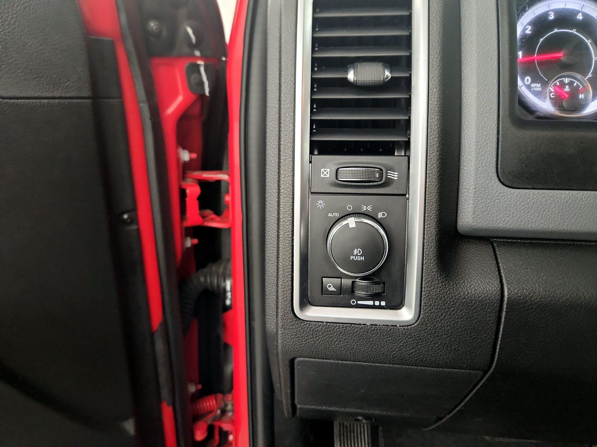 Thumbnail: 2020 RAM 1500 Classic - 13