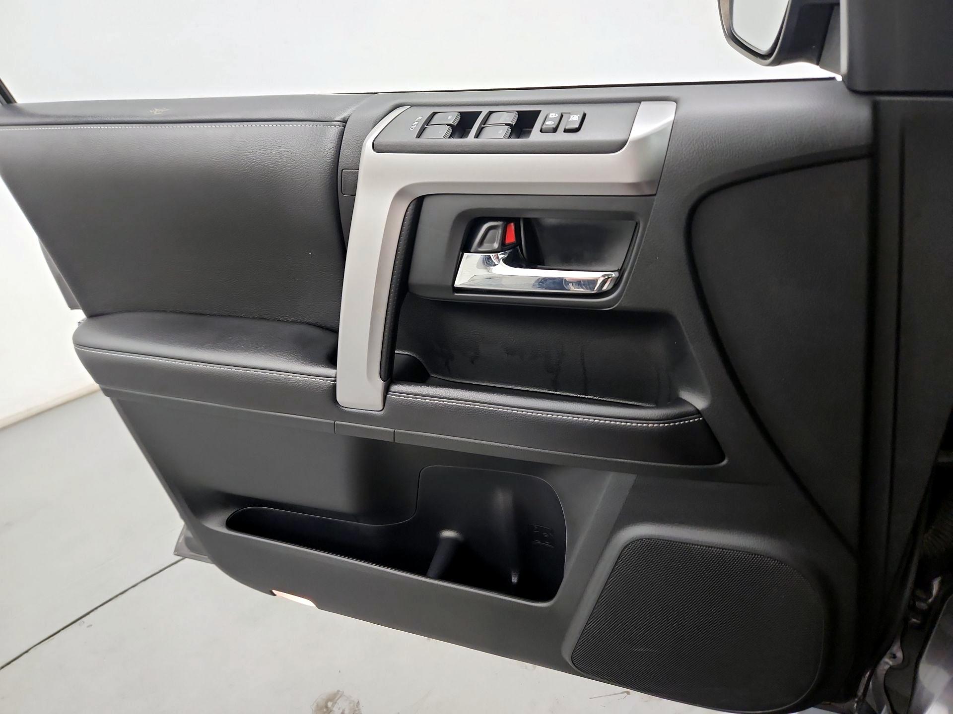 Thumbnail: 2016 Toyota 4Runner - 12