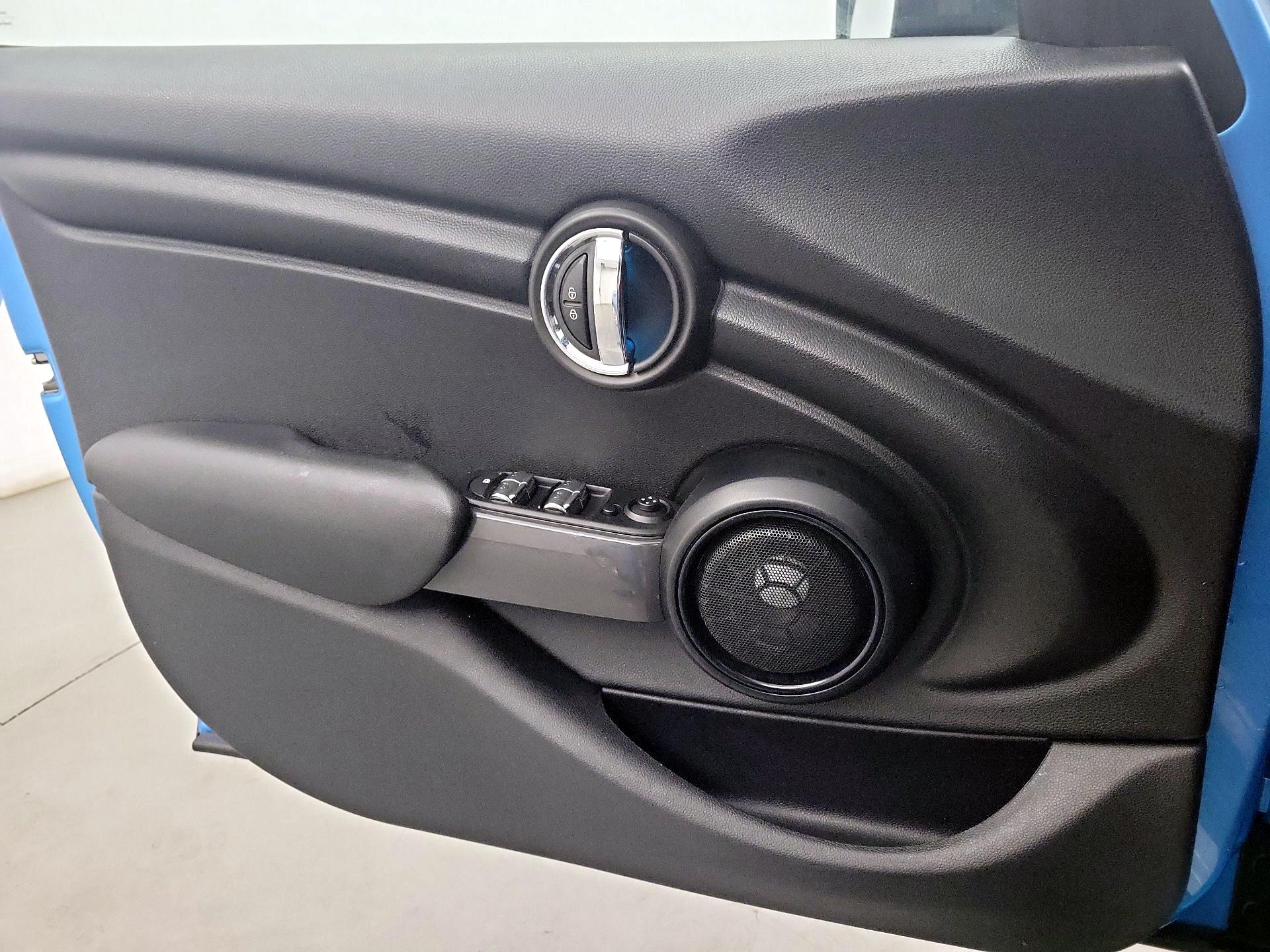 Thumbnail: 2016 MINI Cooper Hardtop - 10