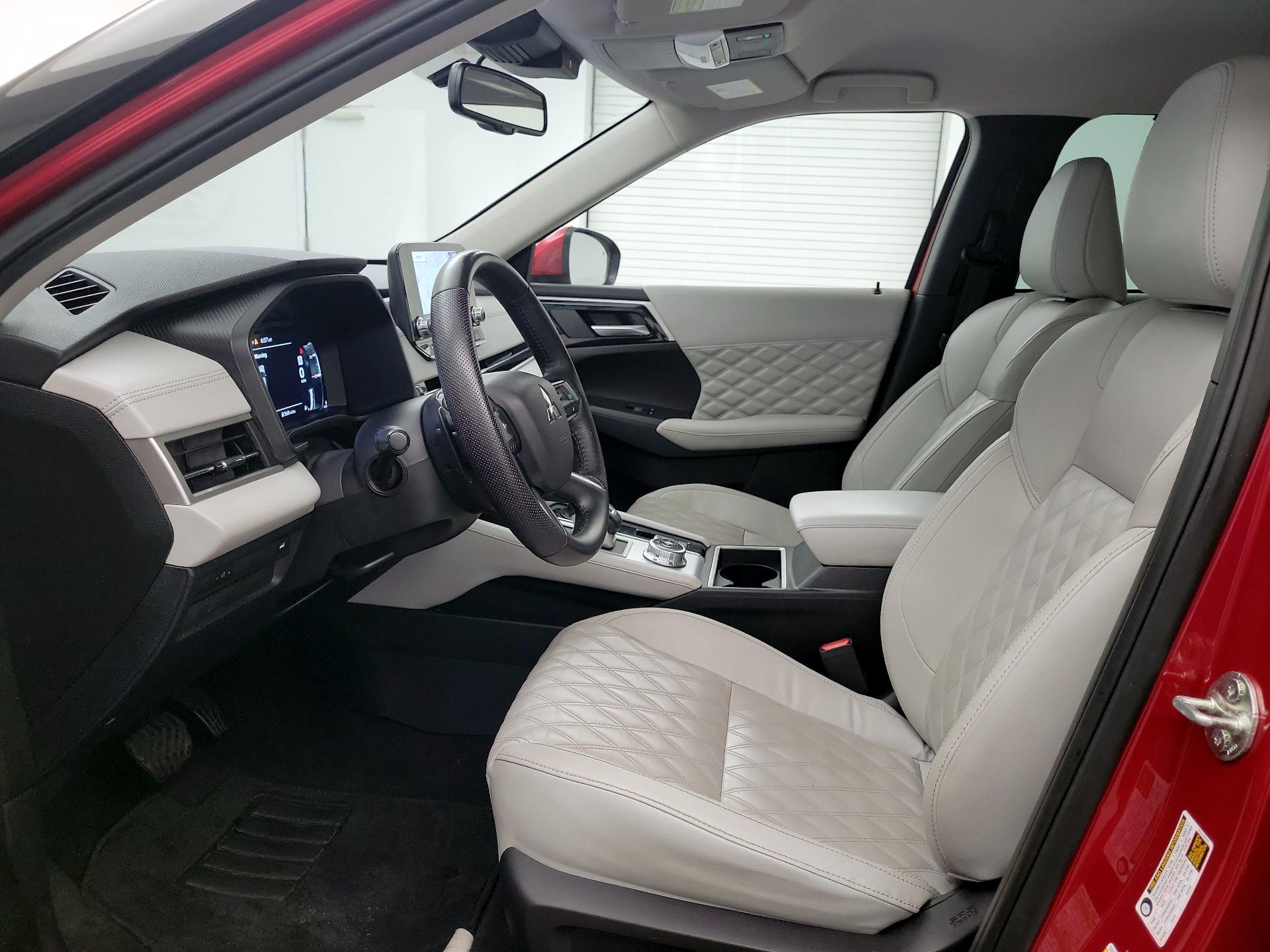 Thumbnail: 2023 Mitsubishi Outlander - 11