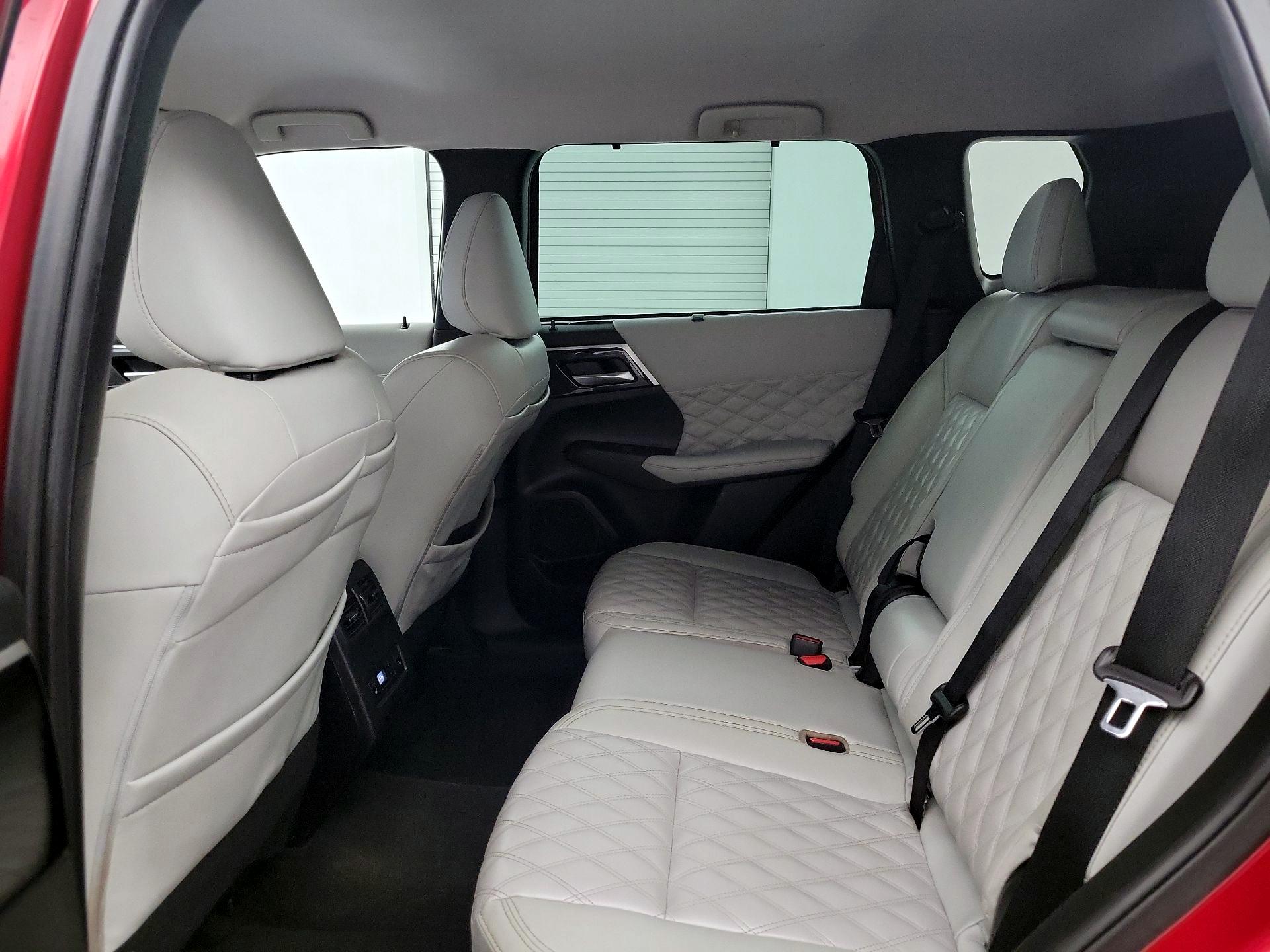 Thumbnail: 2023 Mitsubishi Outlander - 20