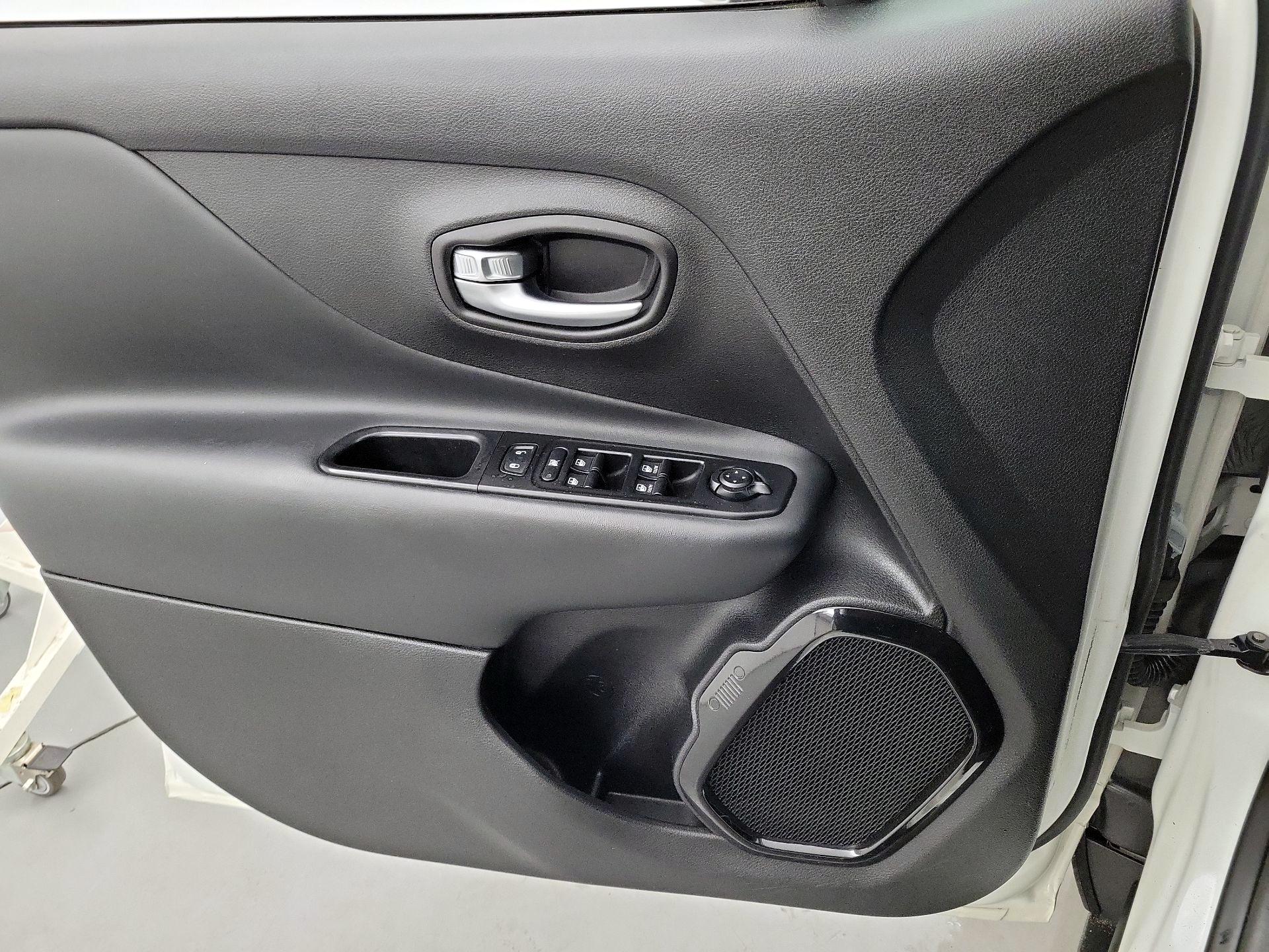 Thumbnail: 2017 Jeep Renegade - 12