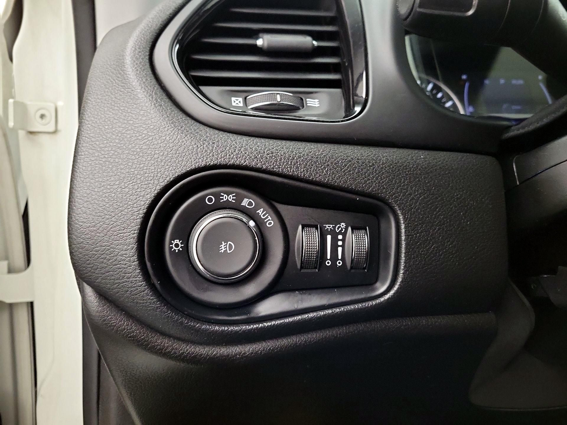 Thumbnail: 2017 Jeep Renegade - 13