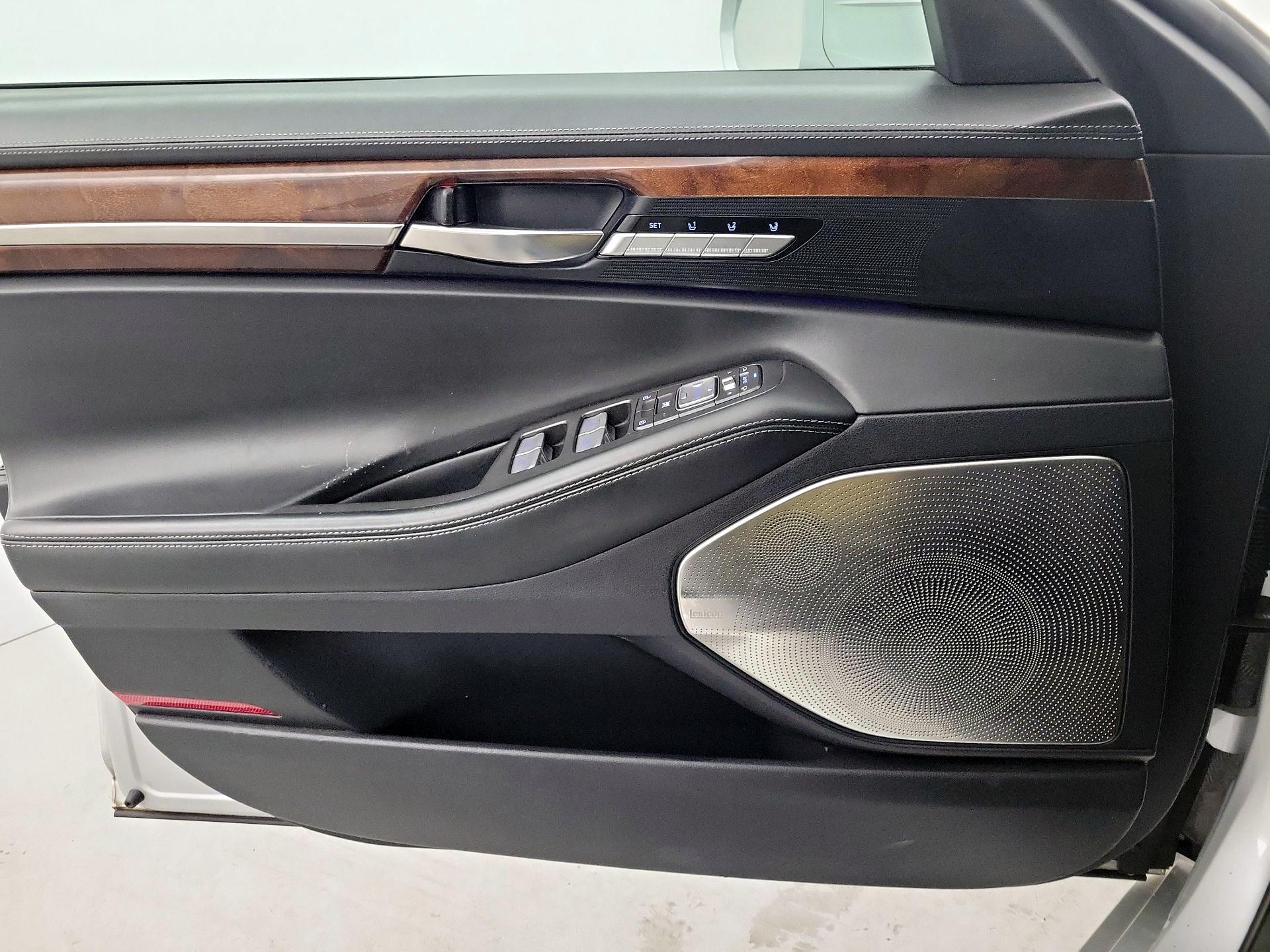 Thumbnail: 2017 Genesis G90 - 12