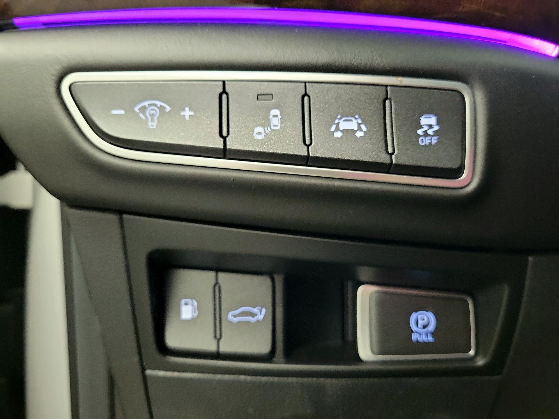 Thumbnail: 2017 Genesis G90 - 13